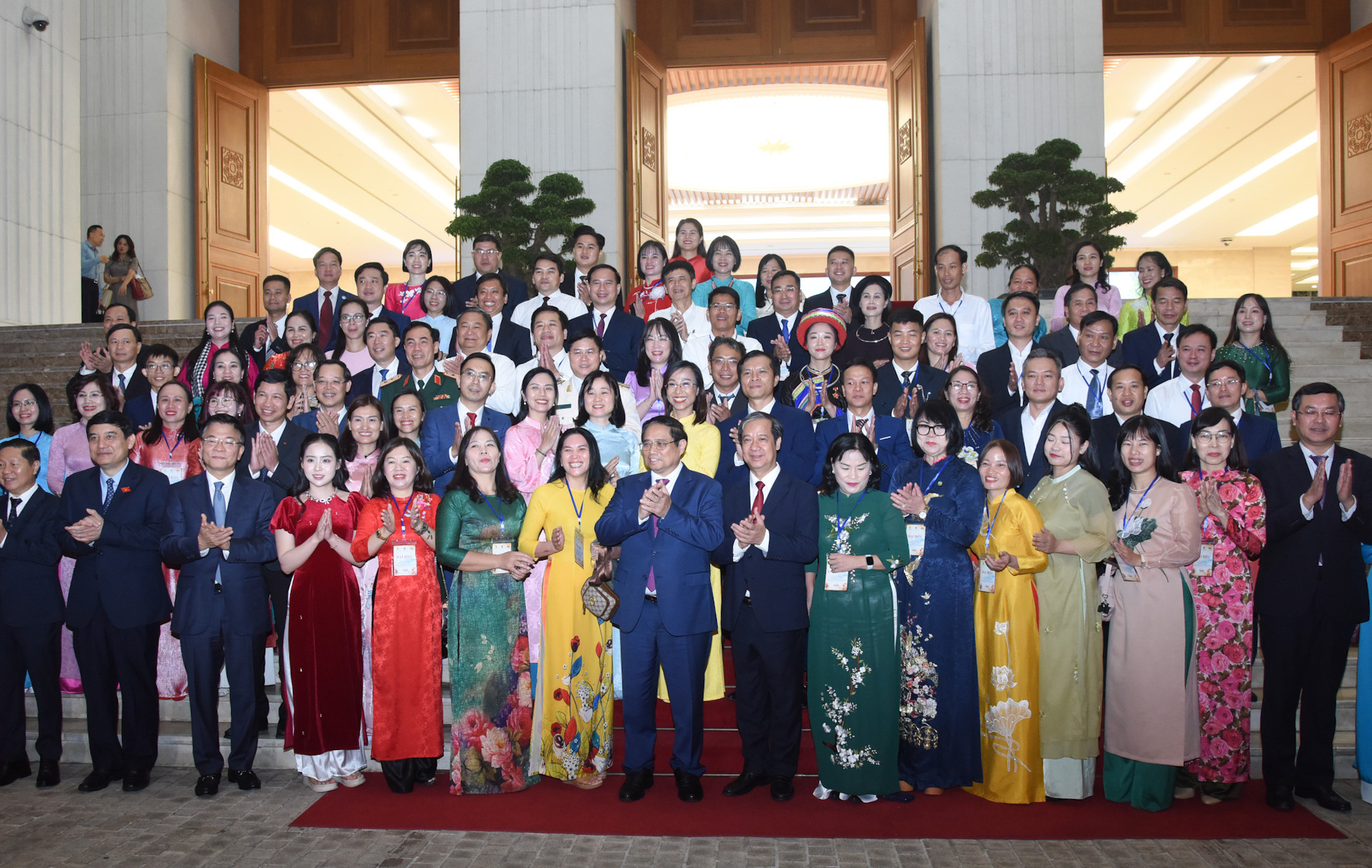 Thủ tướng Phạm Minh Chính cùng đại biểu với các nhà giáo, cán bộ quản lý giáo dục tiêu biểu.