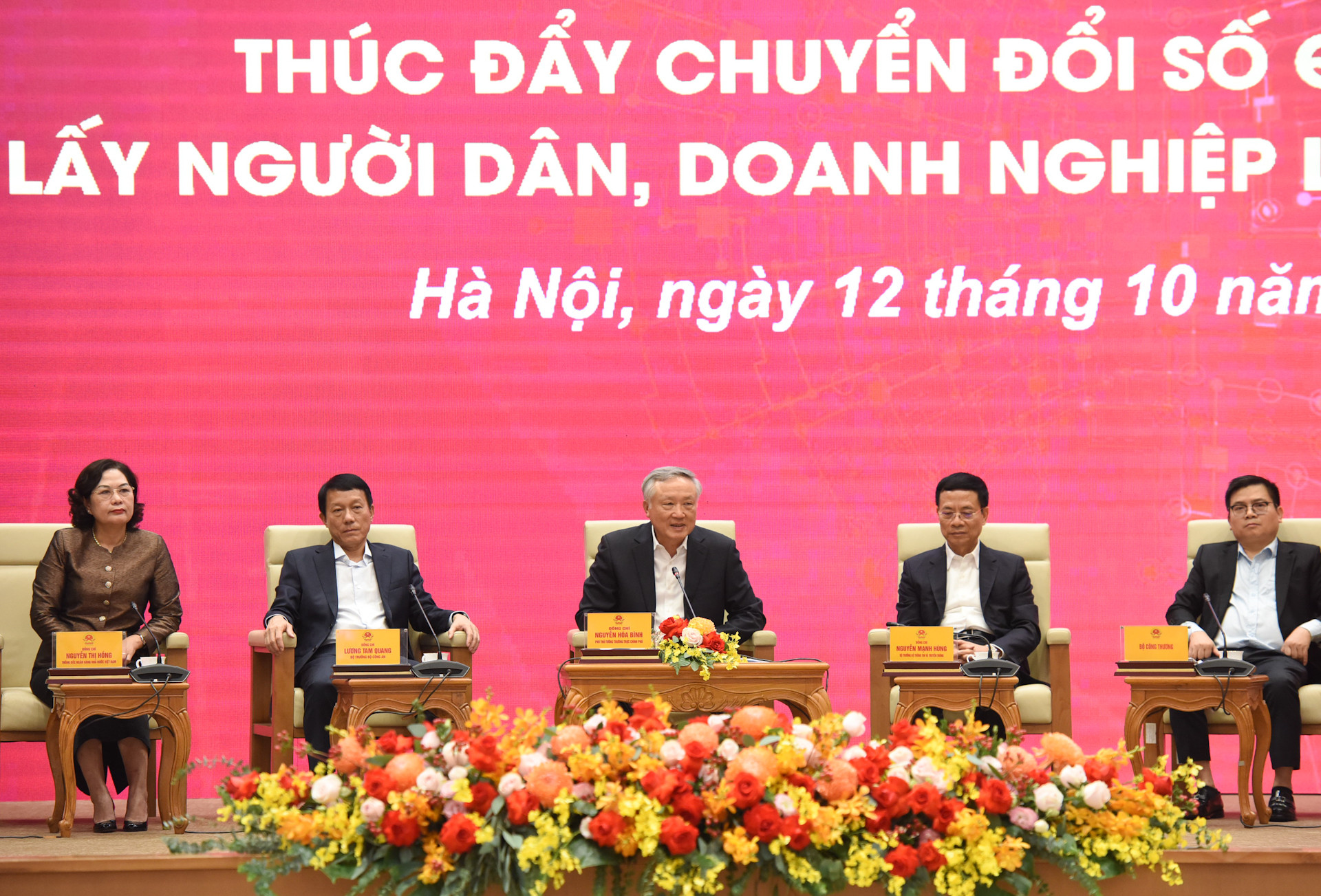 Phó Thủ tướng Thường trực Nguyễn Hòa Bình và lãnh đạo các bộ, ban, ngành giao lưu với các đại biểu.