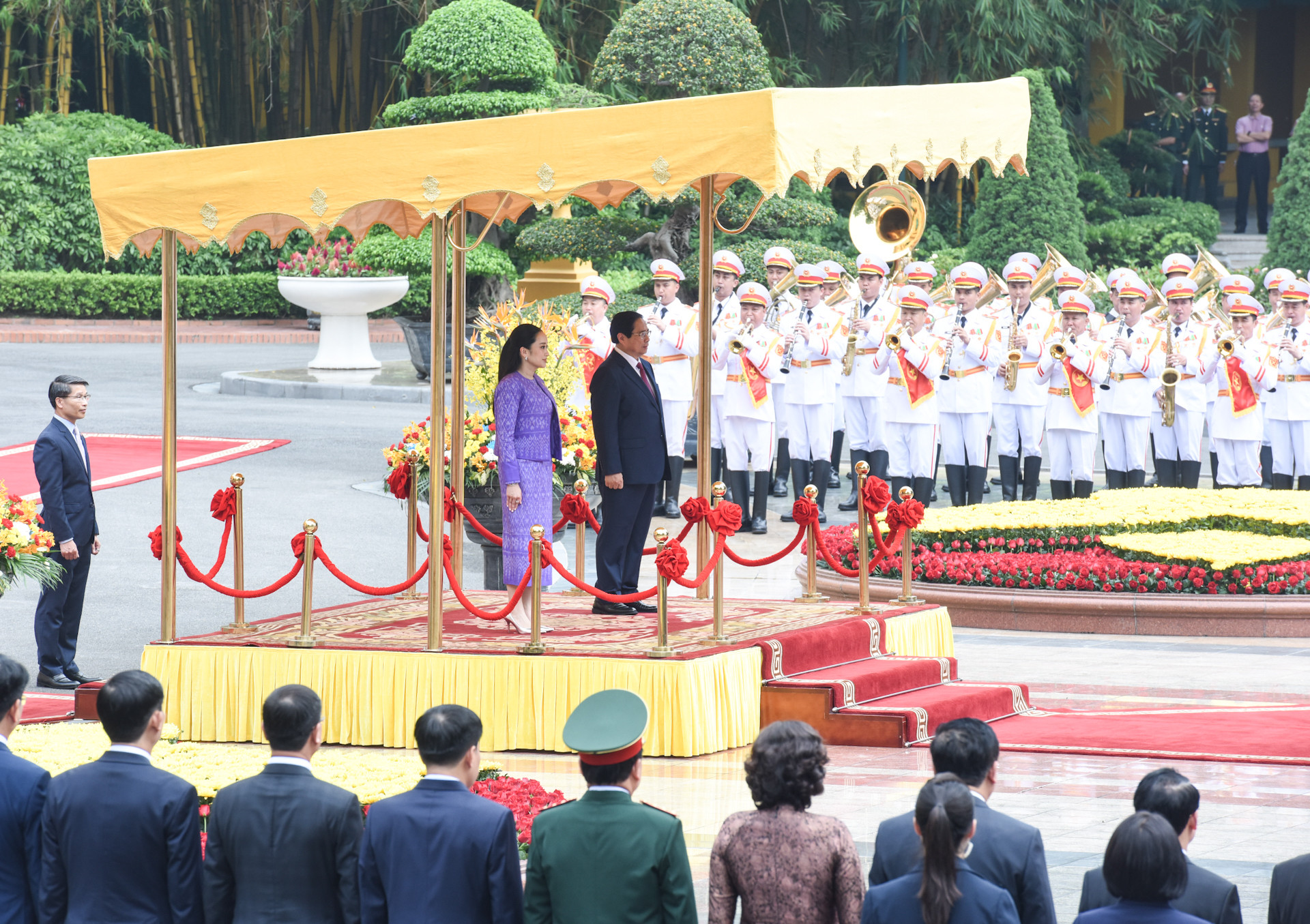 Thủ tướng Phạm Minh Chính và Thủ tướng Vương quốc Thái Lan Paetongtarn Shinawatra thực hiện nghi lễ chào cờ hai nước.