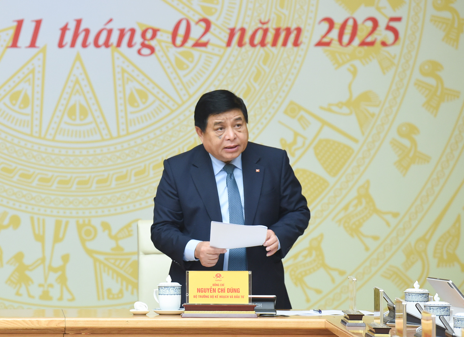 Bộ trưởng Kế hoạch và Đầu tư Nguyễn Chí Dũng trình bày báo cáo tổng hợp. Bộ trưởng Kế hoạch và Đầu tư Nguyễn Chí Dũng trình bày báo cáo tổng hợp.