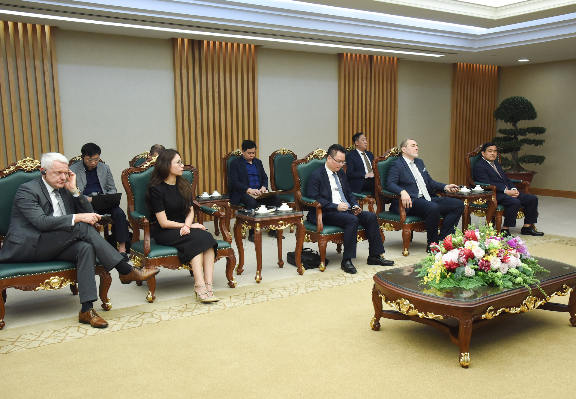 Các thành viên đi cùng ông Klaus Zellmer, tham dự buổi tiếp.