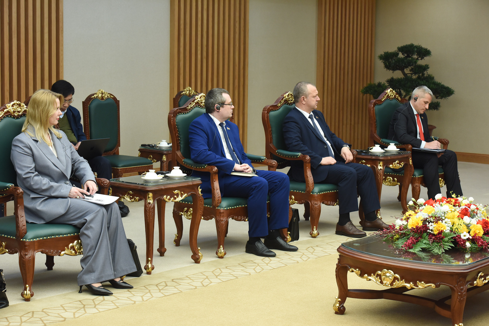 Các thành viên đi cùng Phó Thủ tướng Chính phủ Cộng hòa Belarus Anatoly Sivak tham dự buổi tiếp.