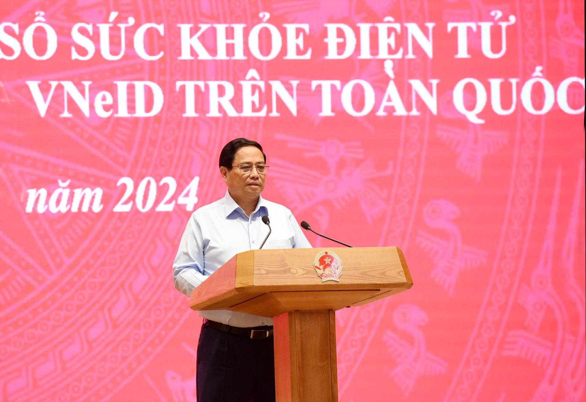 [Ảnh] Thủ tướng Phạm Minh Chính dự Hội nghị triển khai Sổ sức khỏe điện tử và cấp Phiếu lý lịch tư pháp qua VNeID ảnh 1