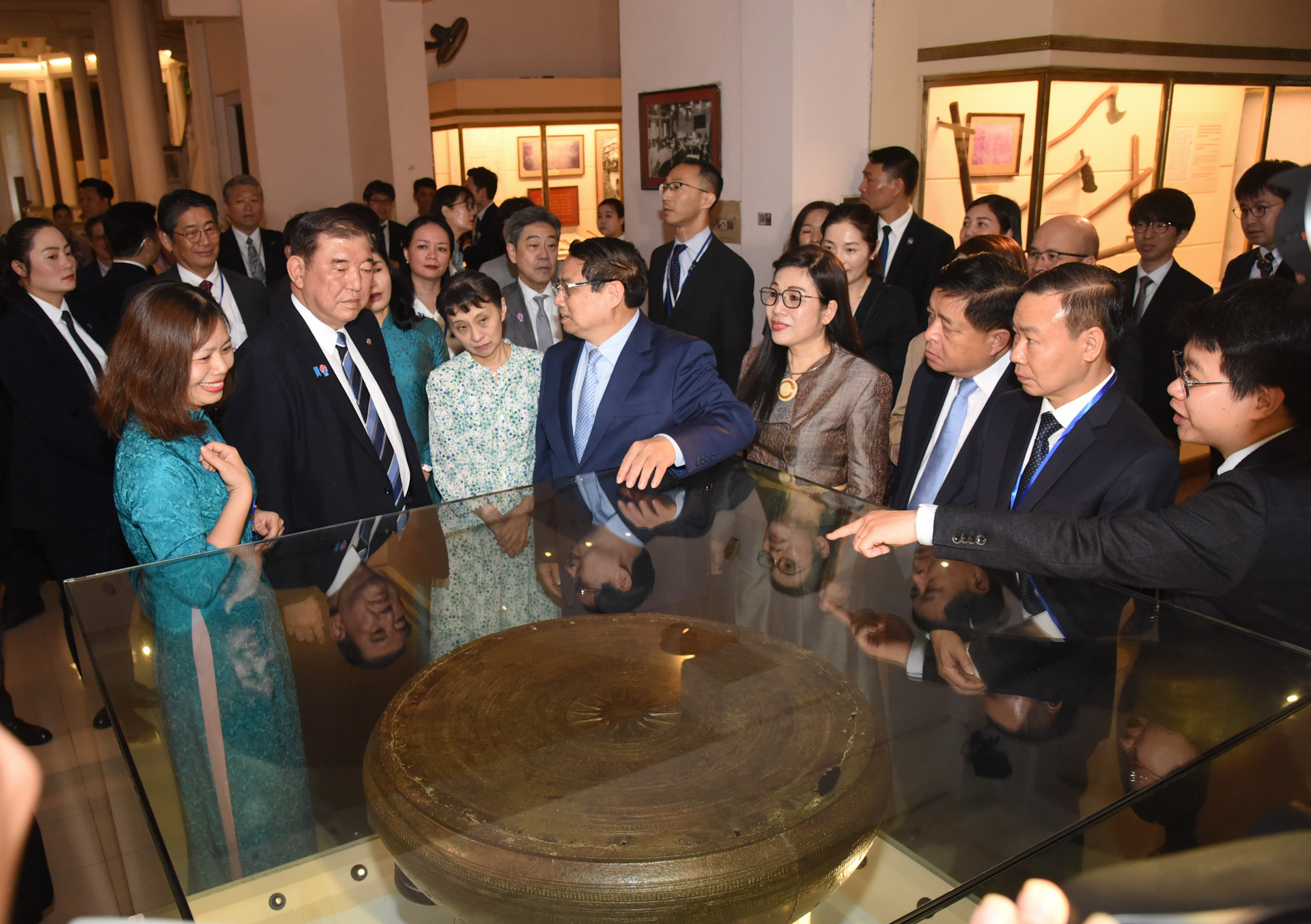 Thủ tướng Phạm Minh Chính giới thiệu với Thủ tướng Nhật Bản Ishiba Shigeru và Phu nhân về trống đồng Đông Sơn.
