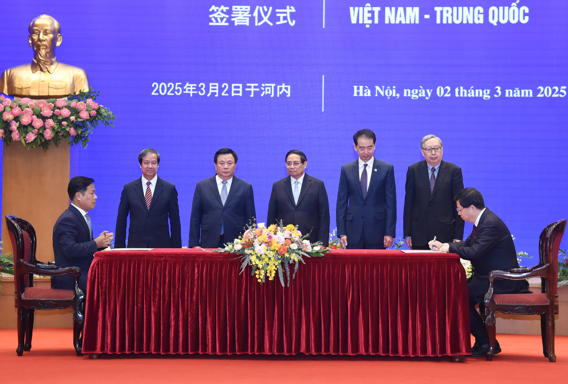 Thủ tướng Phạm Minh Chính chứng kiến ký văn kiện hợp tác giáo dục giữa Đại học Quốc gia Hà Nội và Đại học Thanh Hoa, Trung Quốc.