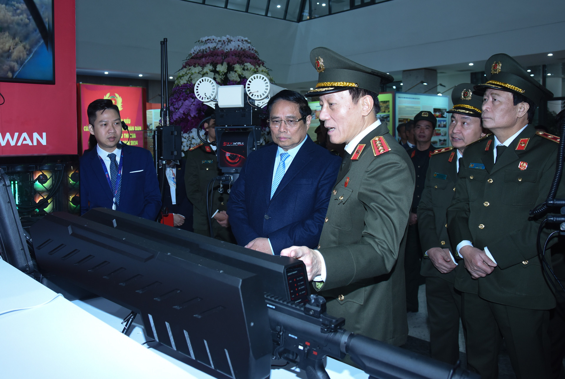 Thủ tướng thăm gian trưng bày sản phẩm ứng dụng công nghệ cao của Bộ Công an sản xuất và chế tạo. Thủ tướng thăm gian trưng bày sản phẩm ứng dụng công nghệ cao của Bộ Công an sản xuất và chế tạo.