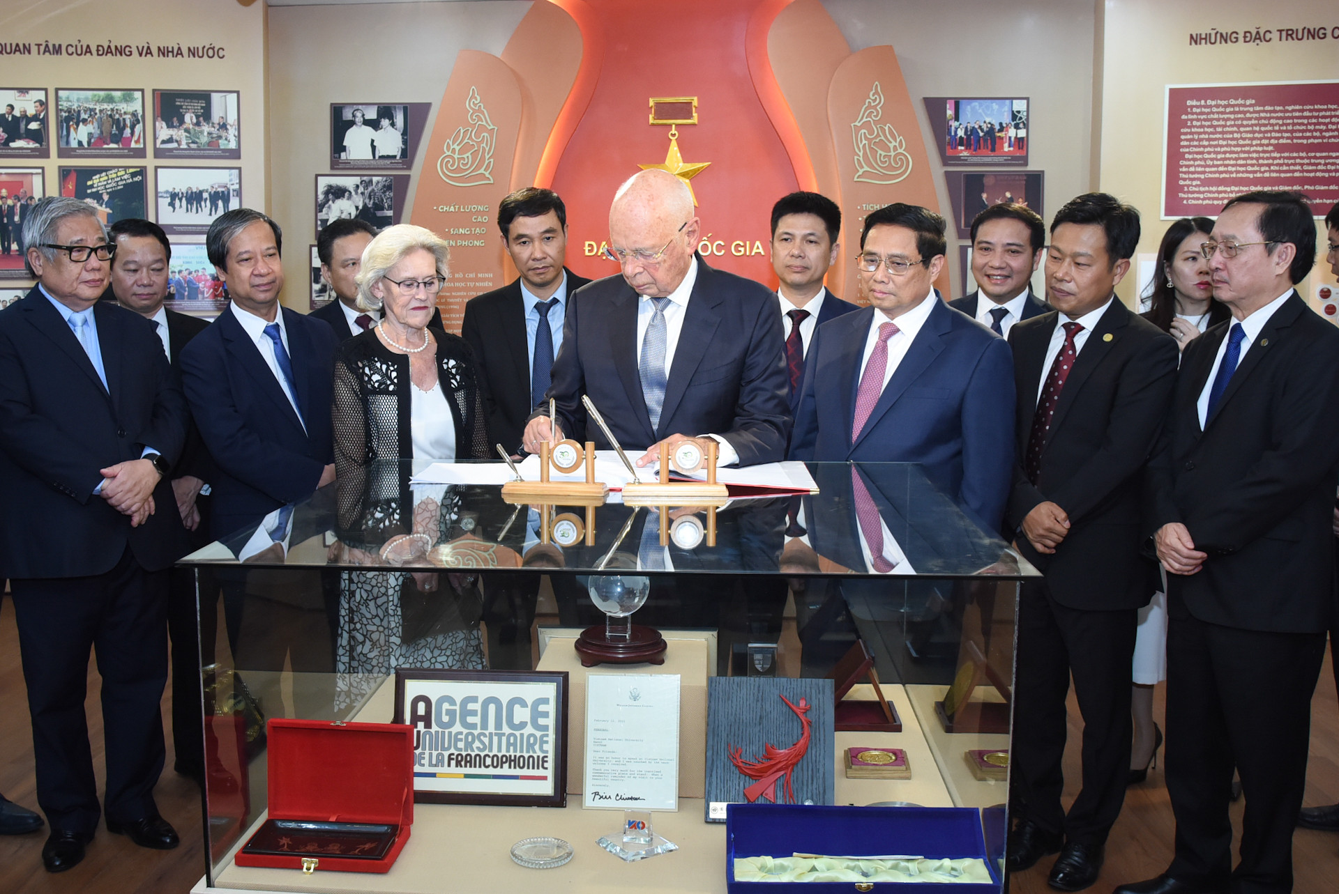 Giáo sư Klaus Schwab lưu bút tại sổ vàng truyền thống của Đại học.