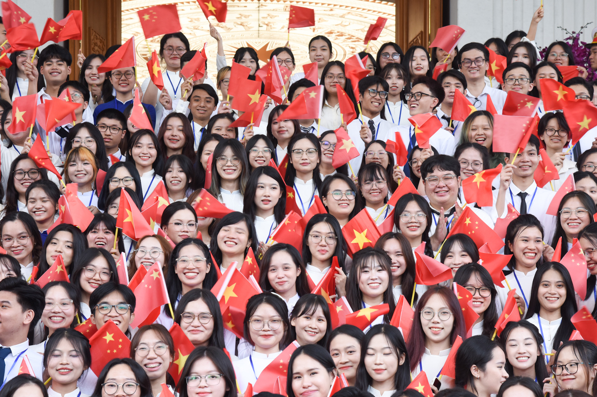 Sinh viên Đại học Quốc gia vẫy cờ chào Thủ tướng Trung Quốc Lý Cường.