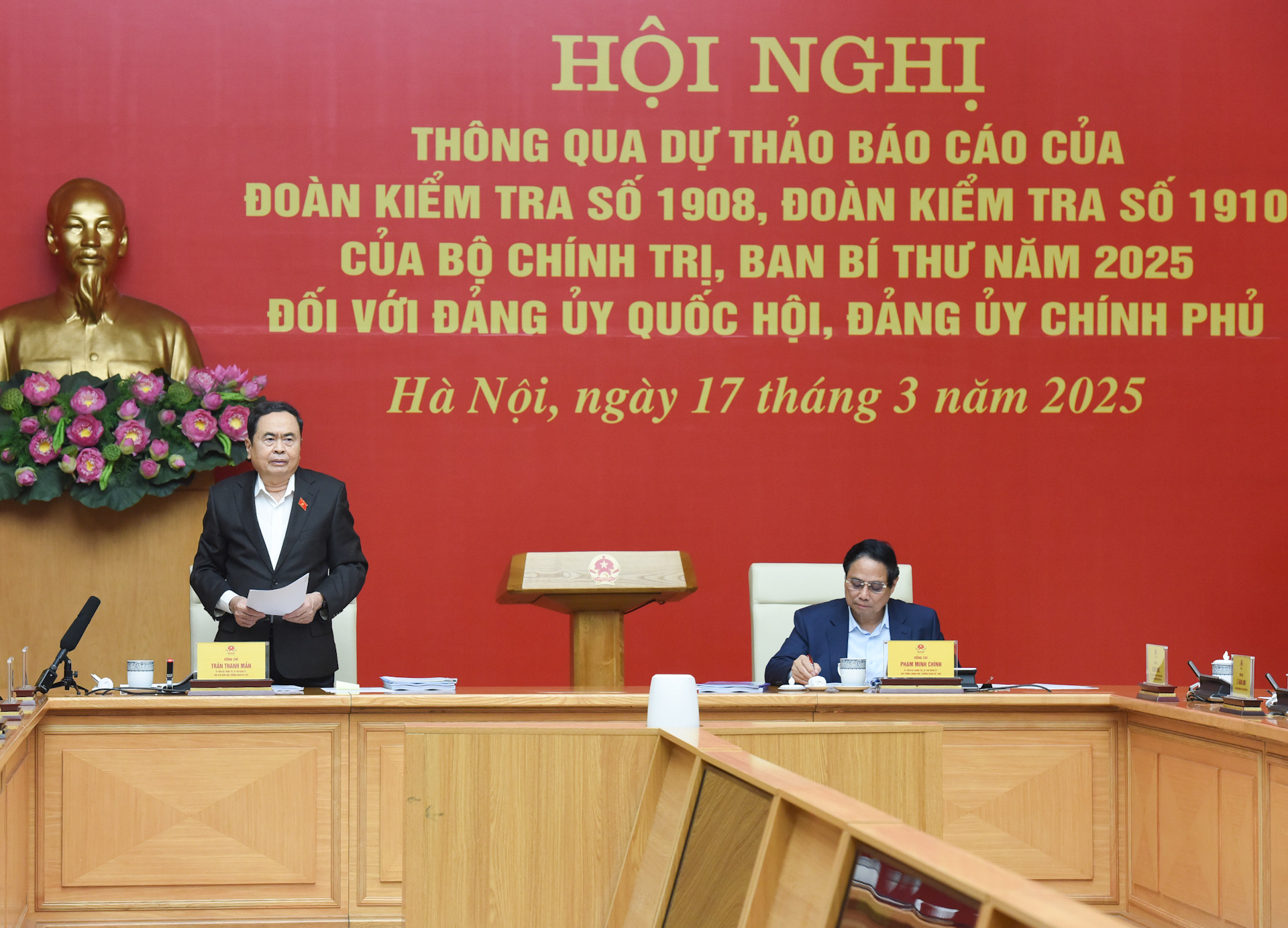 Bí thư Đảng ủy Quốc hội, Chủ tịch Quốc hội Trần Thanh Mẫn, Trưởng đoàn Kiểm tra 1910 phát biểu. Bí thư Đảng ủy Quốc hội, Chủ tịch Quốc hội Trần Thanh Mẫn, Trưởng đoàn Kiểm tra 1910 phát biểu.