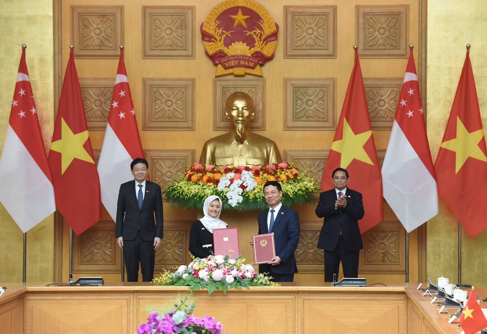 Thủ tướng Phạm Minh Chính và Thủ tướng Singapore Lawrence Wong chứng kiến lễ trao Bản ghi nhớ về hợp tác trong lĩnh vực phát triển số và đổi mới sáng tạo giữa Bộ Khoa học và Công nghệ Việt Nam với Bộ Phát triển số và Thông tin Singapore.