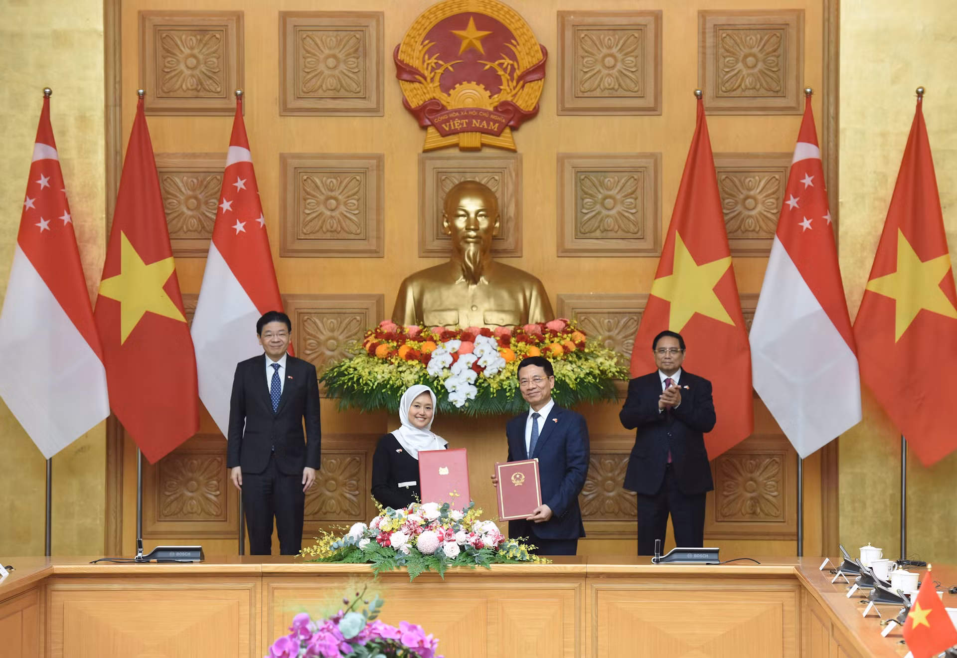 Thủ tướng Phạm Minh Chính và Thủ tướng Singapore Lawrence Wong chứng kiến lễ trao Bản ghi nhớ về hợp tác trong lĩnh vực phát triển số và đổi mới sáng tạo giữa Bộ Khoa học và Công nghệ Việt Nam với Bộ Phát triển số và Thông tin Singapore.