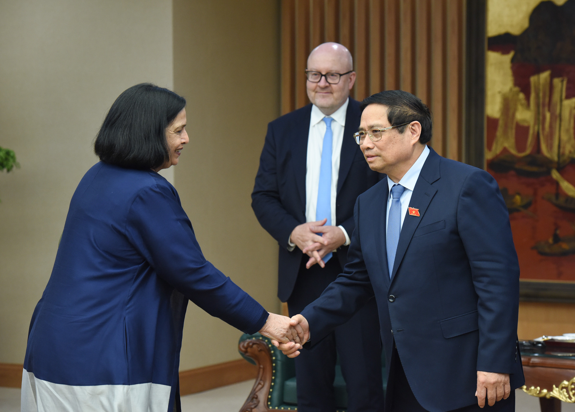 Thủ tướng Phạm Minh Chính đón các thành viên đi cùng đoàn với ông Tomas Heidar, Chánh án Tòa án quốc tế về Luật Biển (ITLOS).