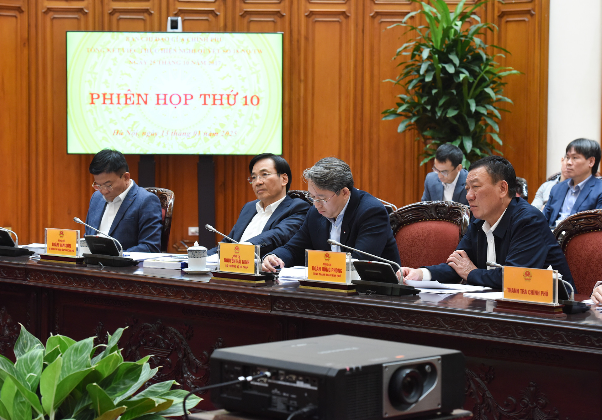 Các đại biểu tham dự phiên họp.