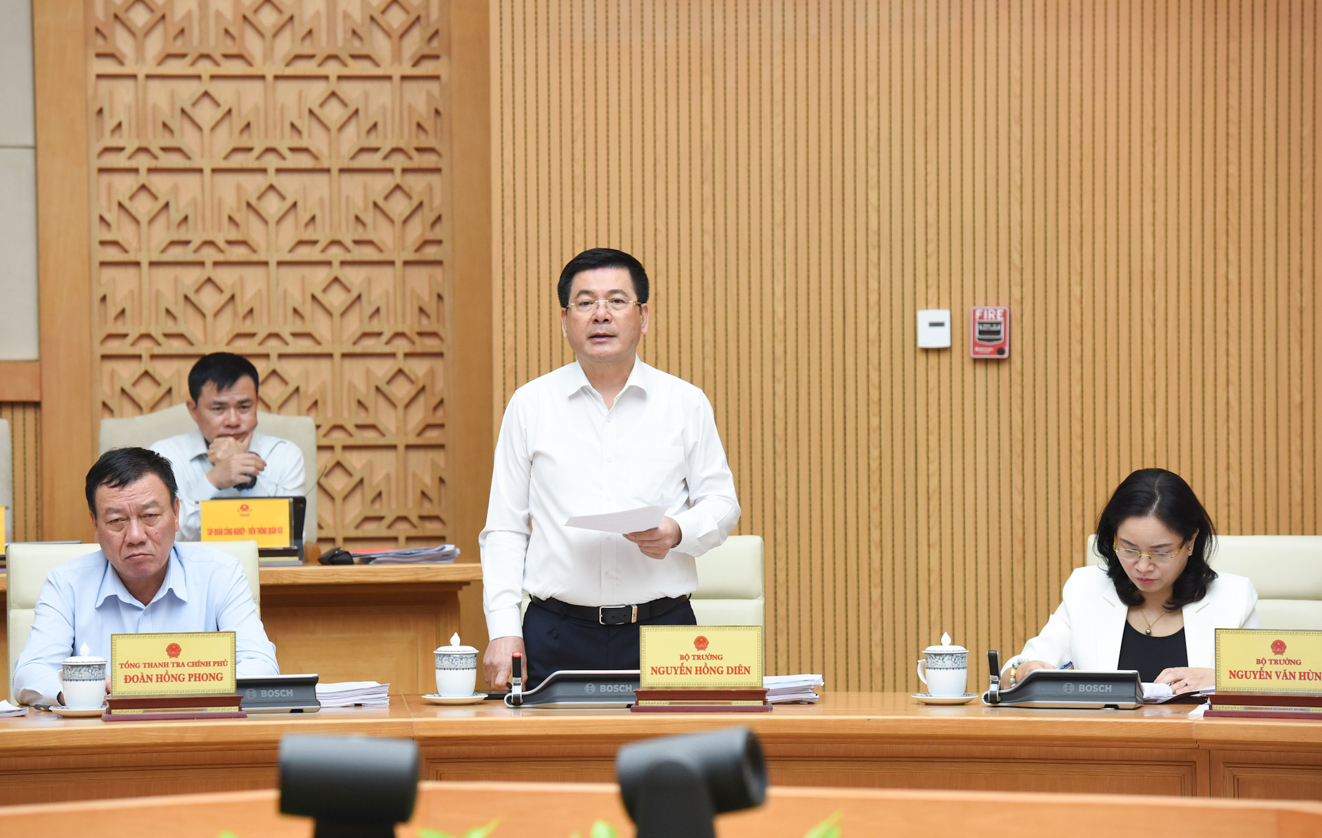 Bộ trưởng Công thương Nguyễn Hồng Diên phát biểu tại phiên họp.