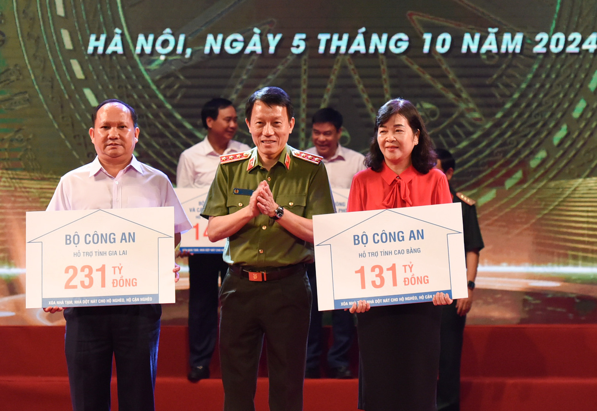 Bộ trưởng Công an Lương Tam Quang trao kinh phí của Bộ Công an ủng hộ các địa phương xoá nhà tạm, nhà dột nát.