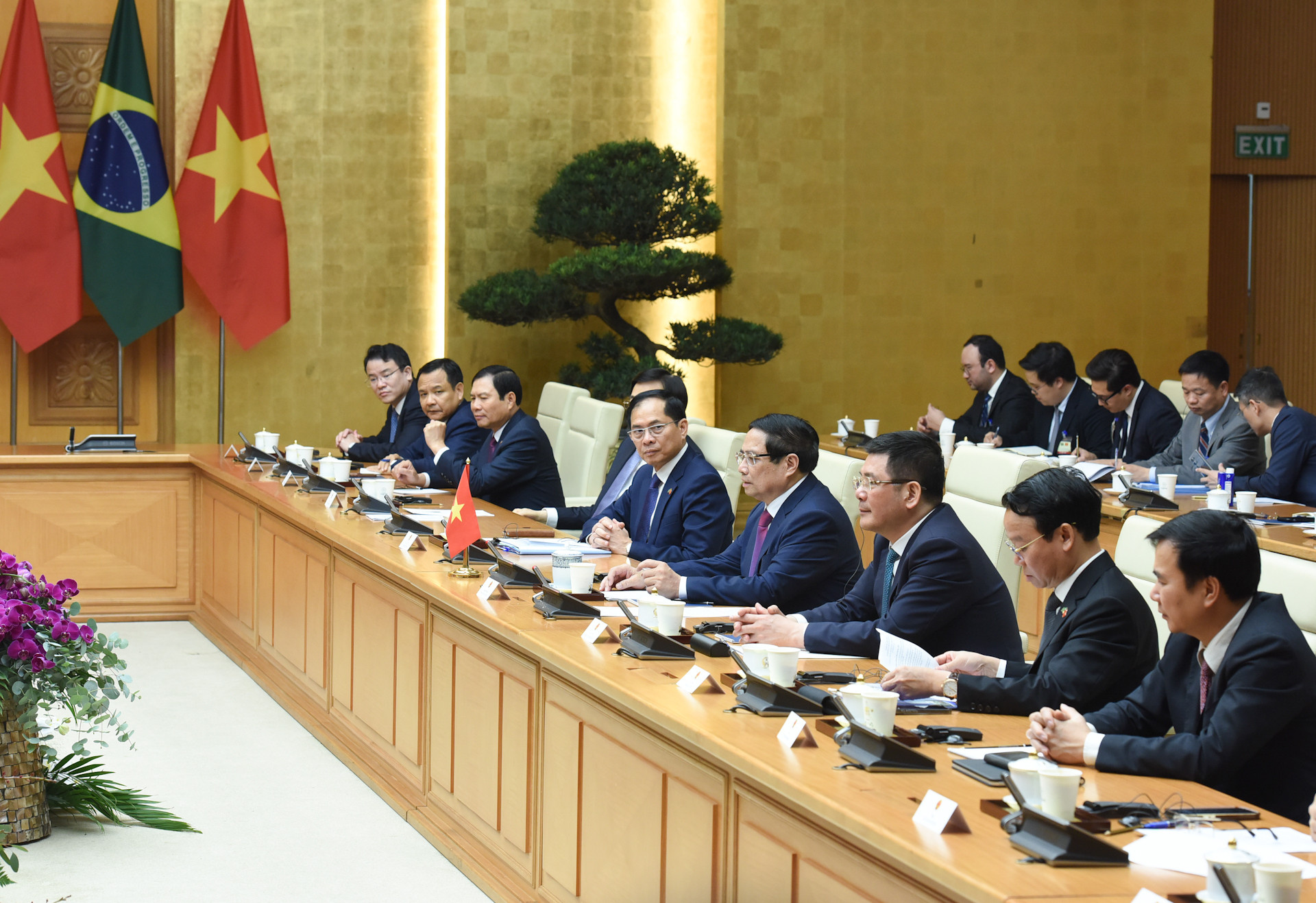 Thủ tướng Phạm Minh Chính và các thành viên Chính phủ Việt Nam hội kiến với Tổng thống Brazil Luiz Inacio Lula da Silva.