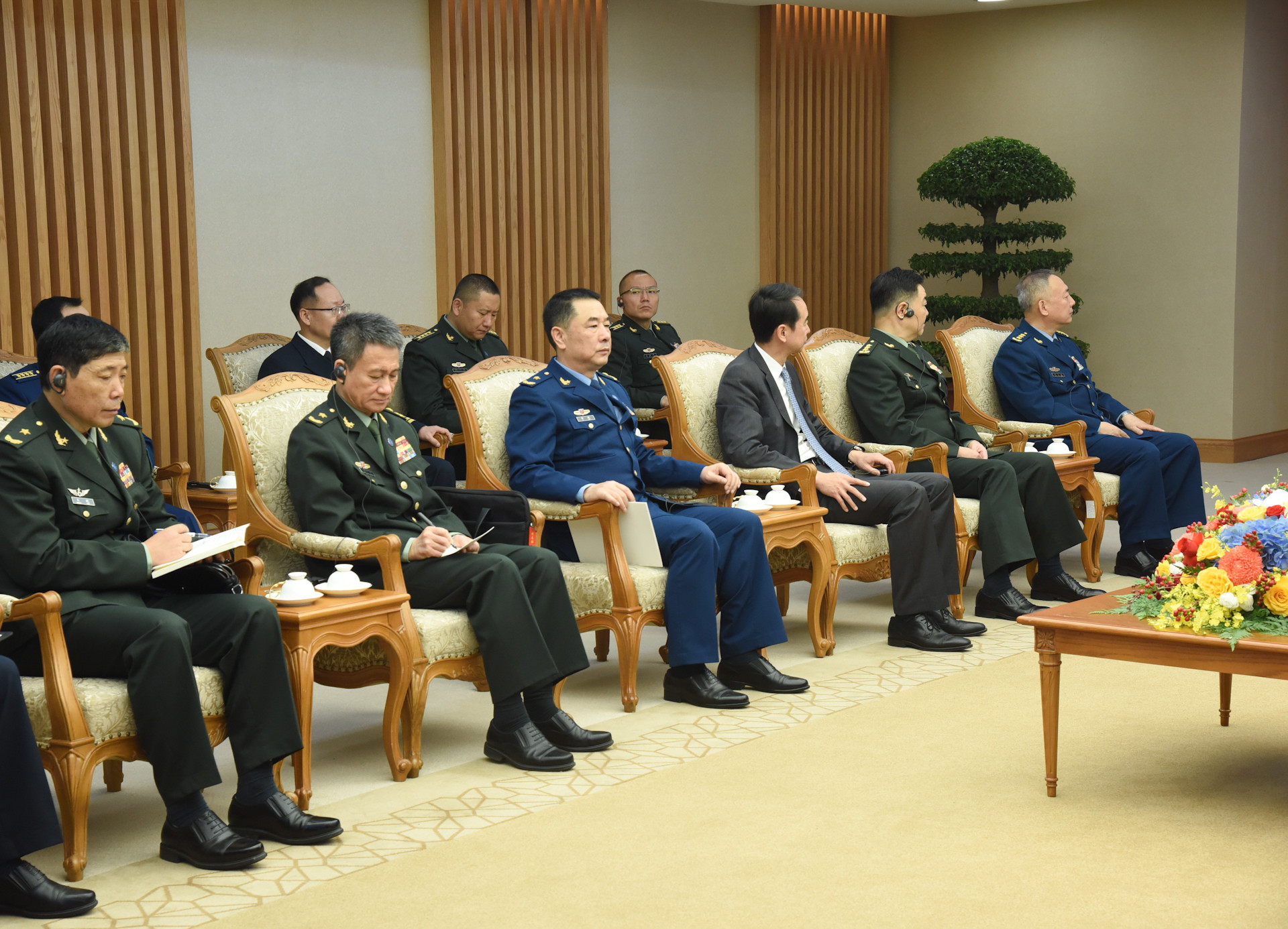 Các thành viên đi cùng Thượng tướng Trương Hựu Hiệp, Ủy viên Bộ Chính trị, Phó Chủ tịch Quân ủy Trung ương Trung Quốc tham dự buổi tiếp.