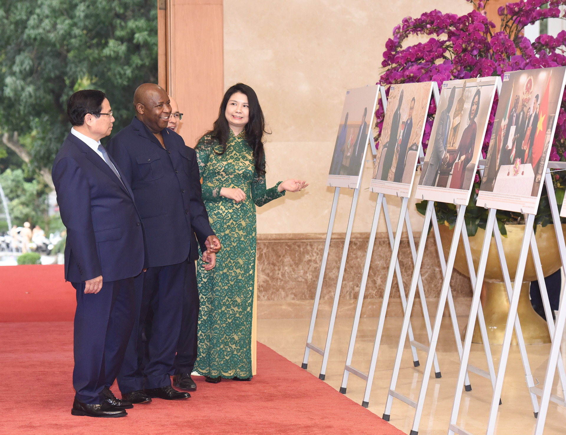 Thủ tướng Phạm Minh Chính và Tổng thống nước Cộng hòa Burundi Evariste Ndayishimiye xem hình ảnh hợp tác giữa hai nước.