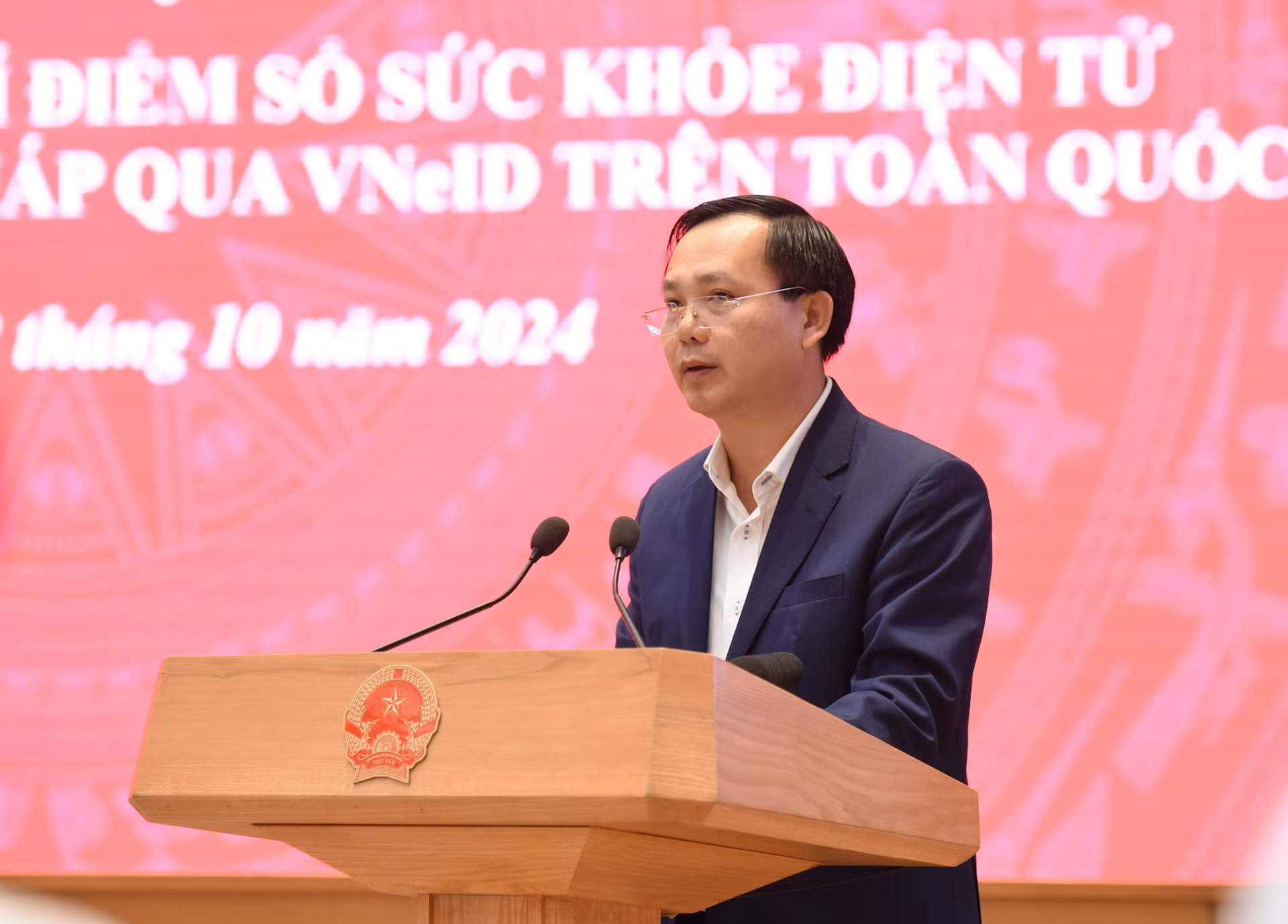 [Ảnh] Thủ tướng Phạm Minh Chính dự Hội nghị triển khai Sổ sức khỏe điện tử và cấp Phiếu lý lịch tư pháp qua VNeID ảnh 7