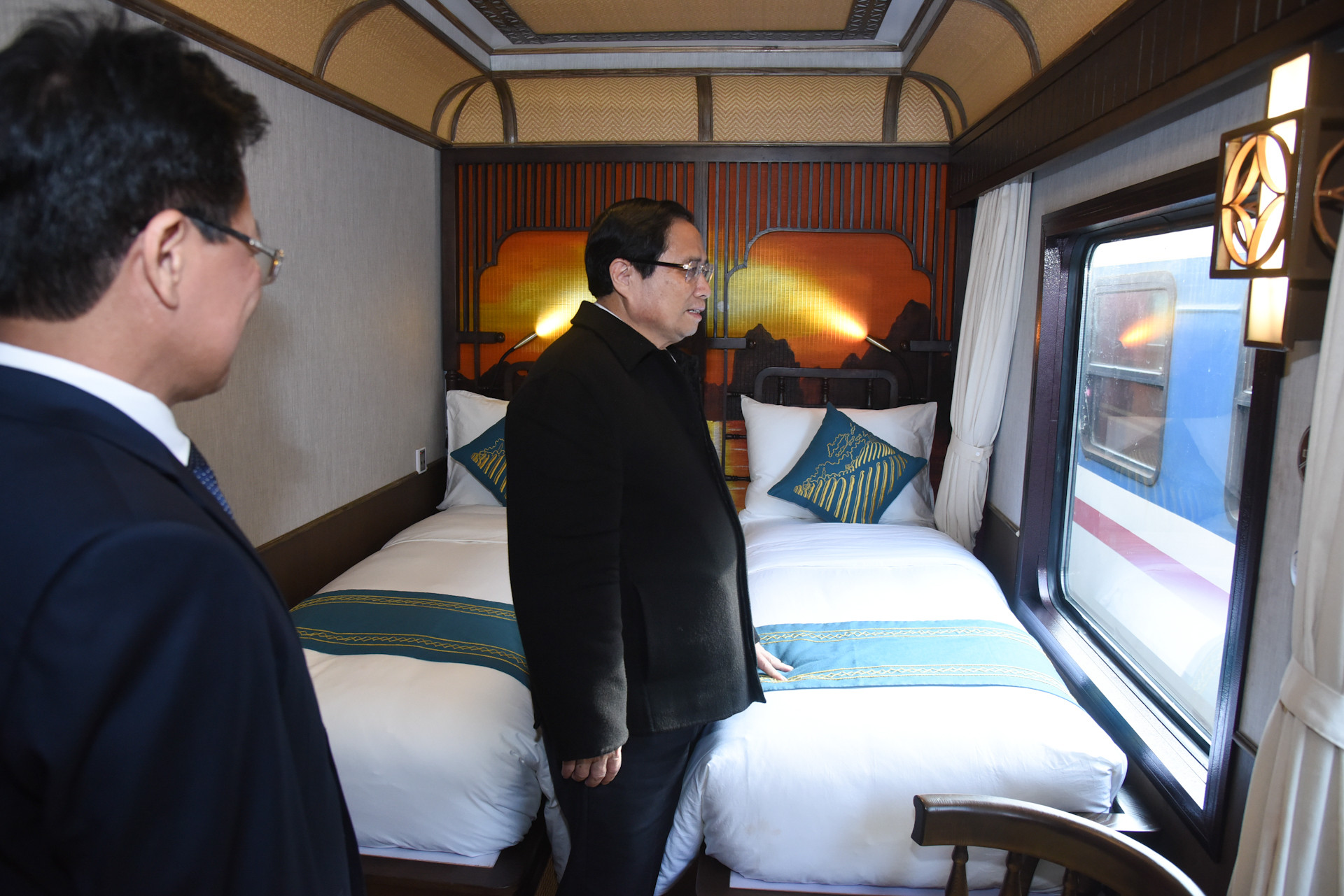 Thủ tướng Phạm Minh Chính kiểm tra chất lượng phục vụ hành khách trên tuyến đường sắt du lịch cao cấp.