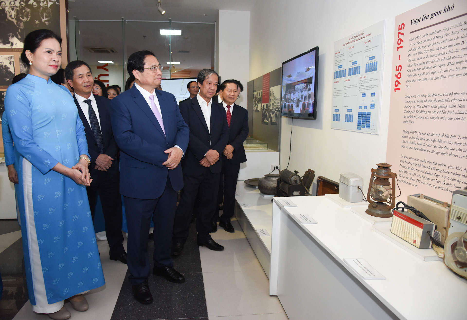 Thủ tướng Phạm Minh Chính tham quan Phòng truyền thống của Học viện Phụ nữ Việt Nam.