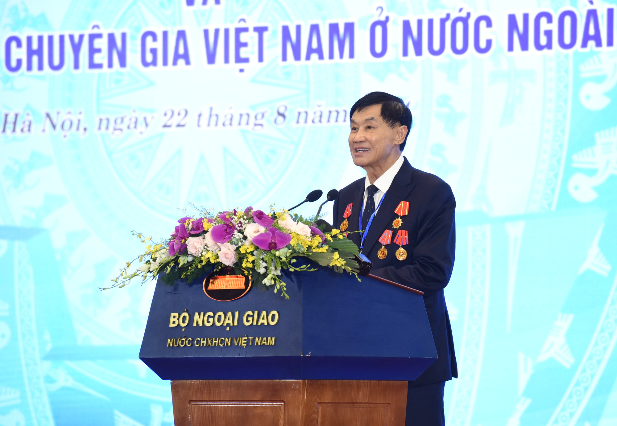 Ông Johnathan Hạnh Nguyễn, kiều bào Philippines, Chủ tịch Tập đoàn Liên Thái Bình đọc tham luận tại Hội nghị.