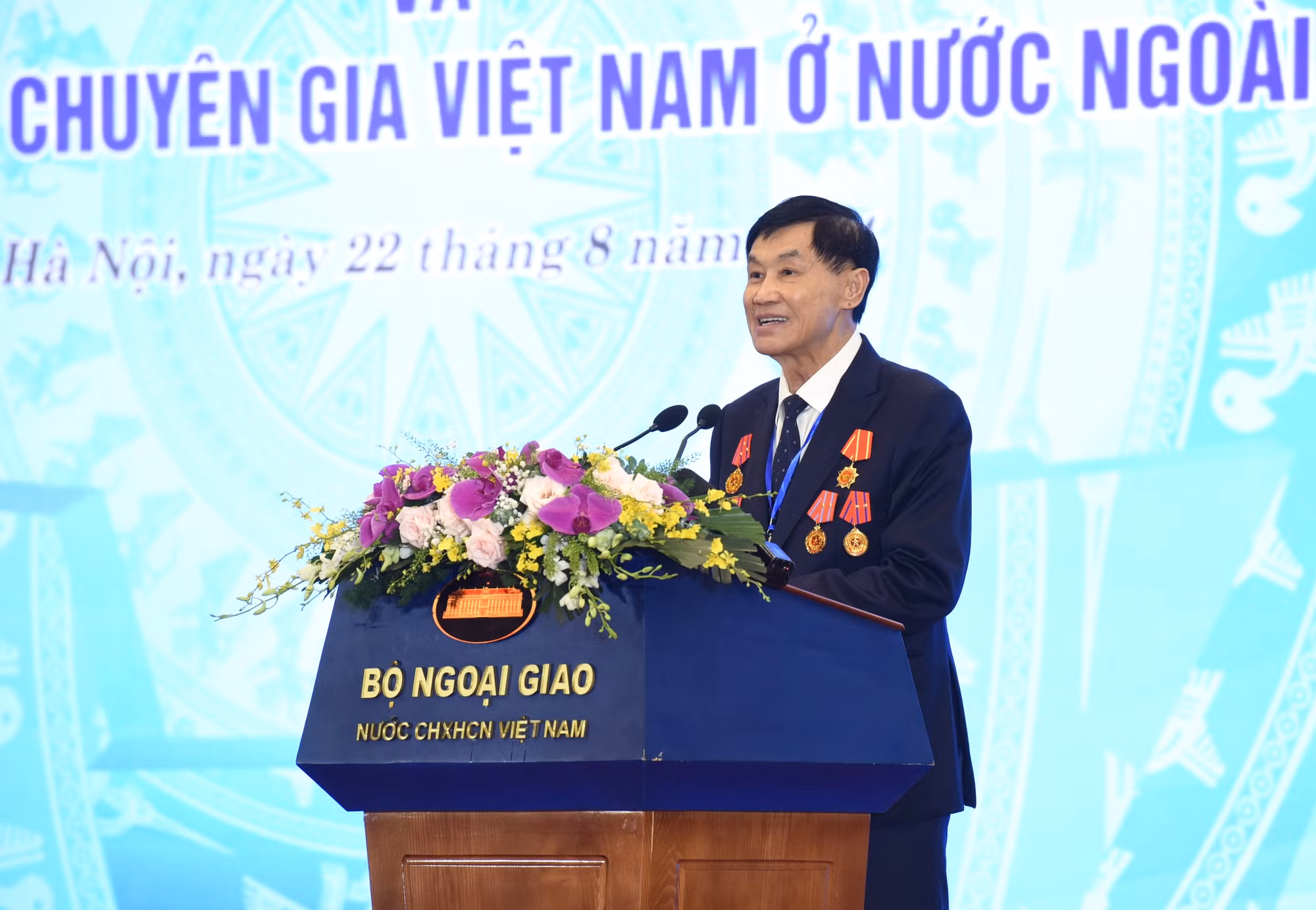 Ông Johnathan Hạnh Nguyễn, kiều bào Philippines, Chủ tịch Tập đoàn Liên Thái Bình đọc tham luận tại Hội nghị.