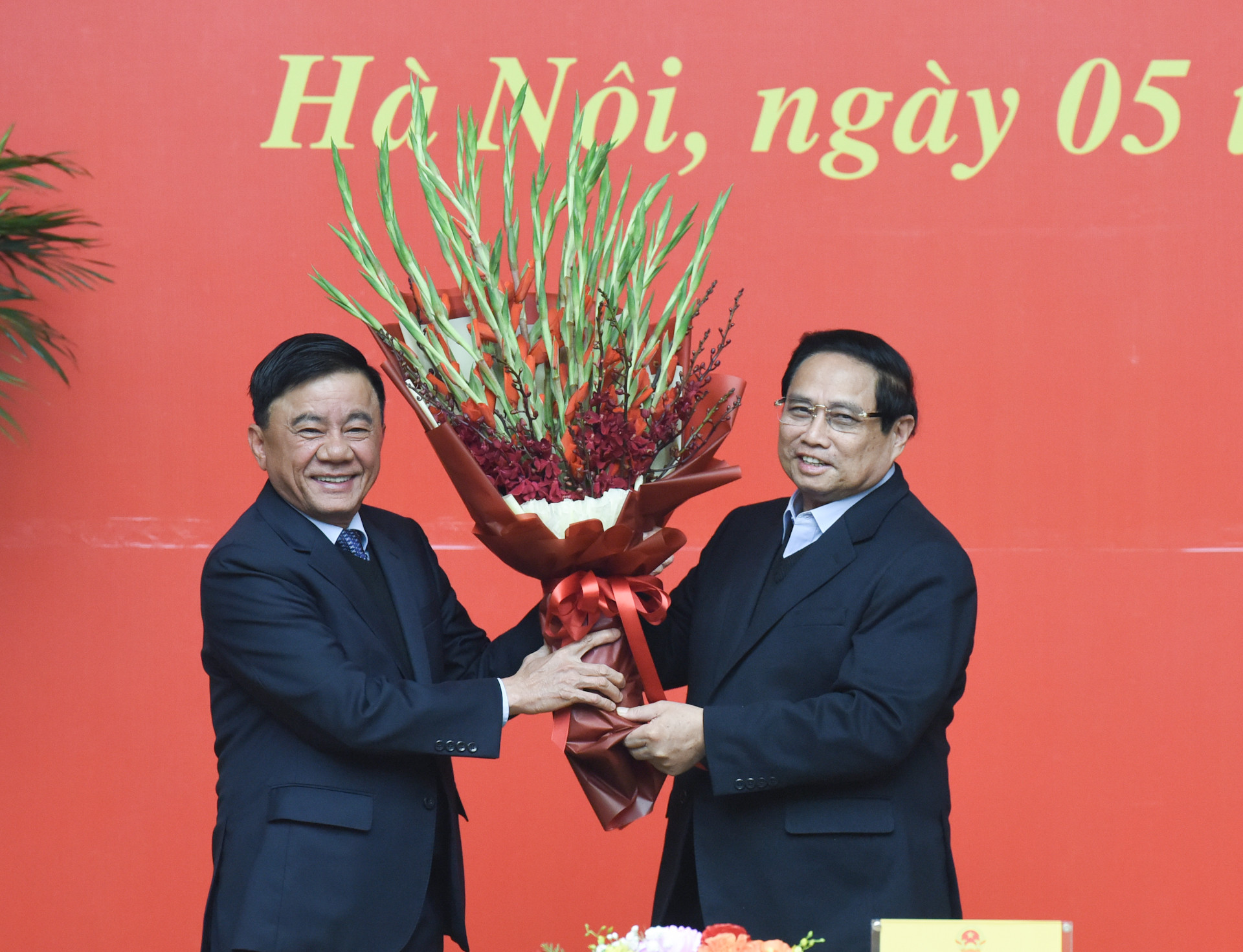 Đồng chí Trần Cẩm Tú, Ủy viên Bộ Chính trị, Thường trực Ban Bí thư tặng hoa chúc mừng đồng chí Phạm Minh Chính được Bộ Chính trị chỉ định giữ chức vụ Bí thư Đảng ủy Chính phủ nhiệm kỳ 2020-2025.