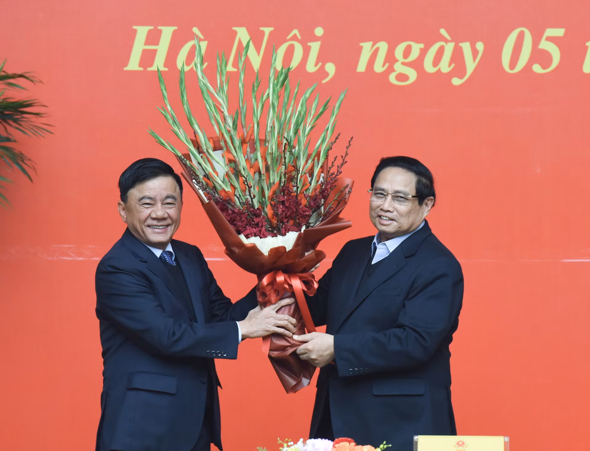 Đồng chí Trần Cẩm Tú, Ủy viên Bộ Chính trị, Thường trực Ban Bí thư tặng hoa chúc mừng đồng chí Phạm Minh Chính được Bộ Chính trị chỉ định giữ chức vụ Bí thư Đảng ủy Chính phủ nhiệm kỳ 2020-2025.