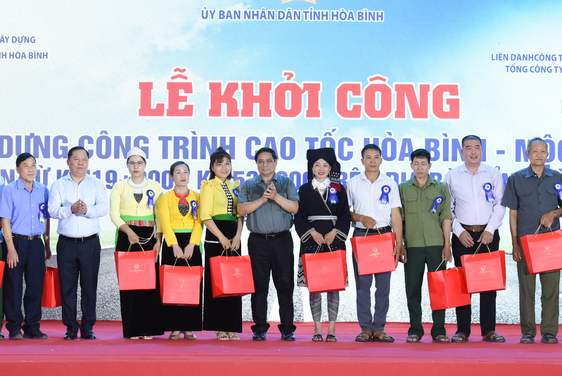 Thủ tướng Phạm Minh Chính tặng quà các đại biểu là bí thư chi bộ, trưởng thôn, già làng, trưởng bản, người có uy tín của huyện Đà Bắc.