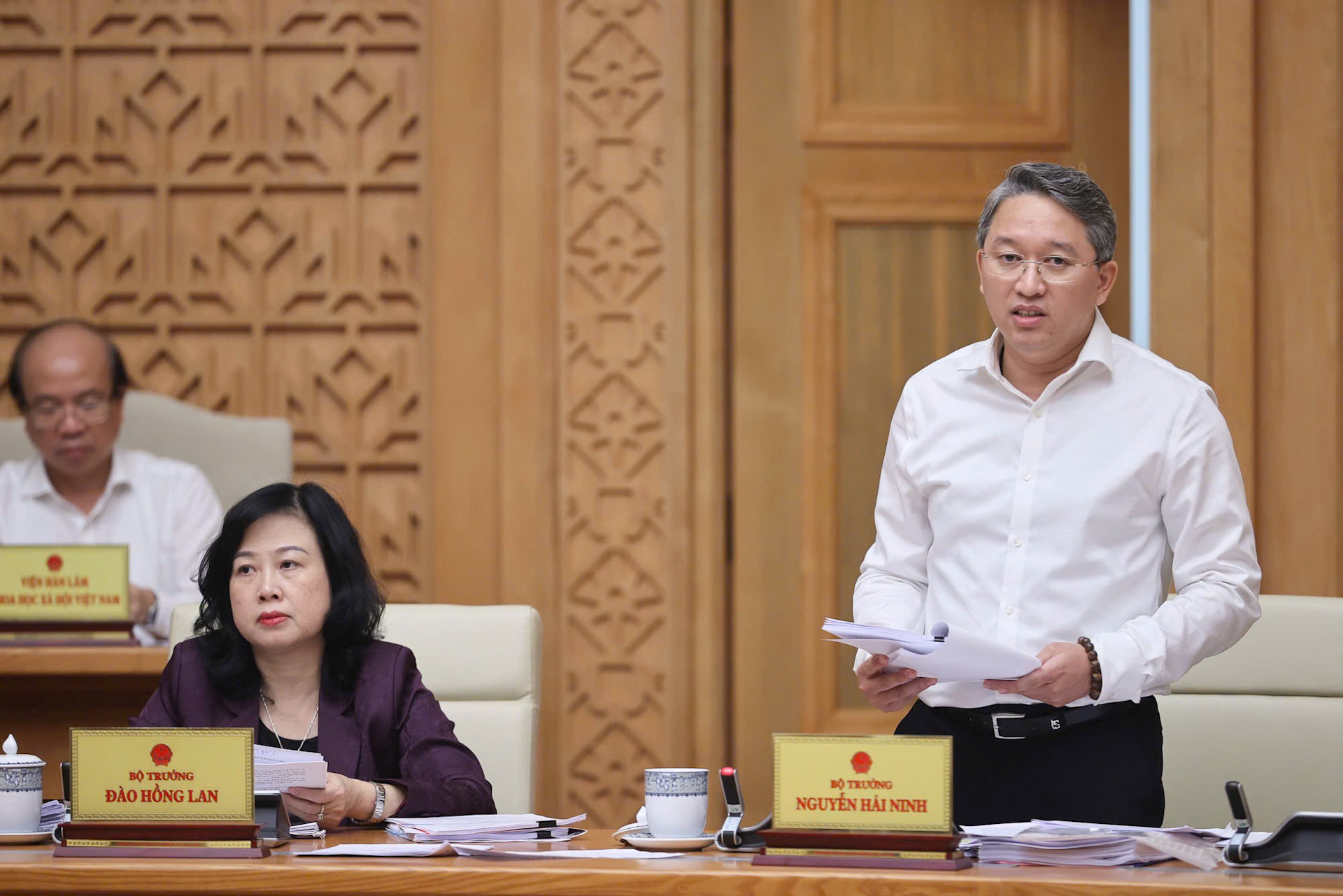 Bộ trưởng Tư pháp Nguyễn Hải Ninh phát biểu tại phiên họp.