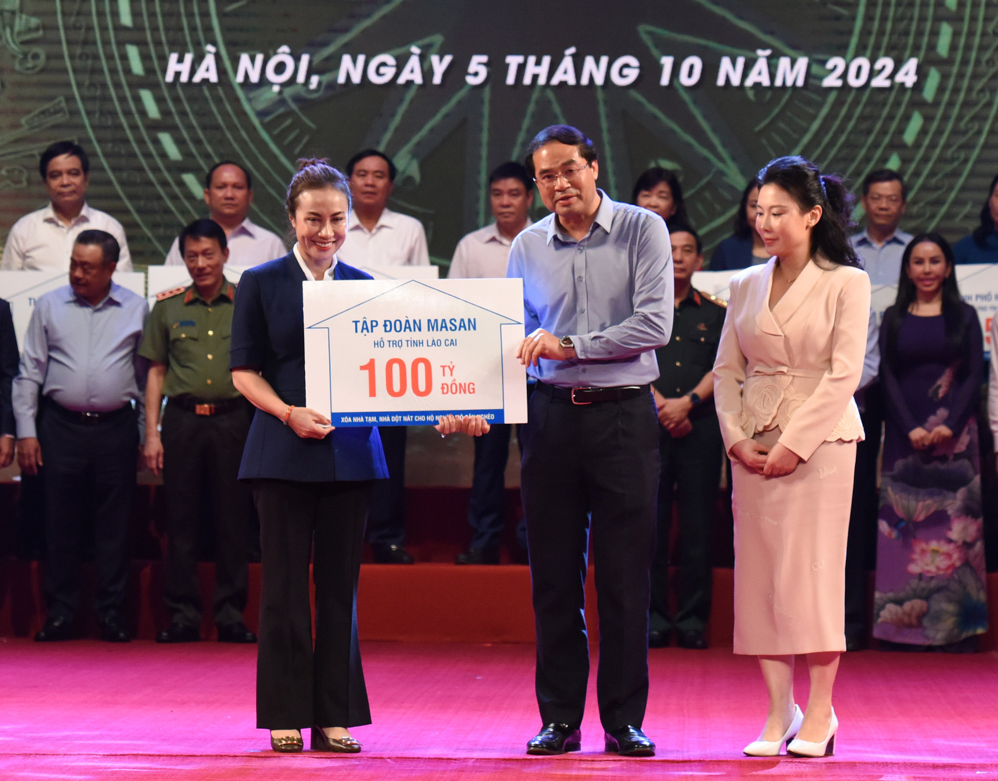 Đại diện Tập đoàn MASAN trao tượng trưng kinh phí hỗ trợ xóa nhà tạm, nhà dột nát cho đại diện địa phương.