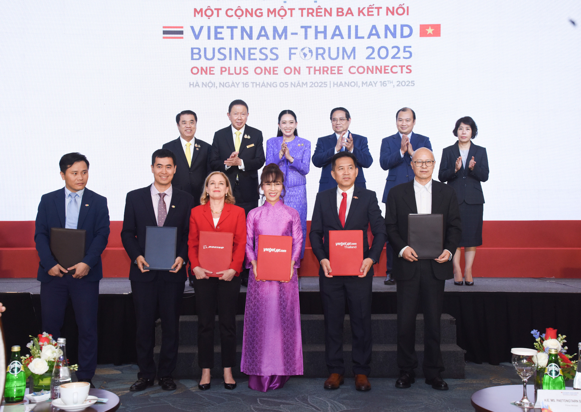 Thủ tướng Phạm Minh Chính và Thủ tướng Vương quốc Thái Lan Paetongtarn Shinawatra chứng kiến lễ trao các biên bản ghi nhớ.