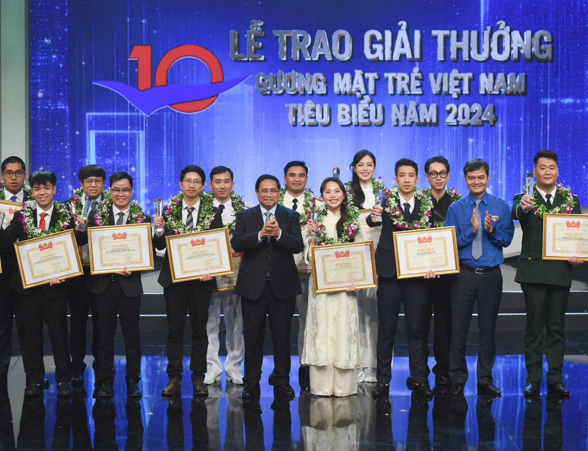 Thủ tướng Phạm Minh Chính, Bí thư Thứ nhất Trung ương Đoàn Bùi Quang Huy với các gương mặt trẻ Việt Nam tiêu biểu năm 2024 và gương mặt trẻ triển vọng năm 2024.