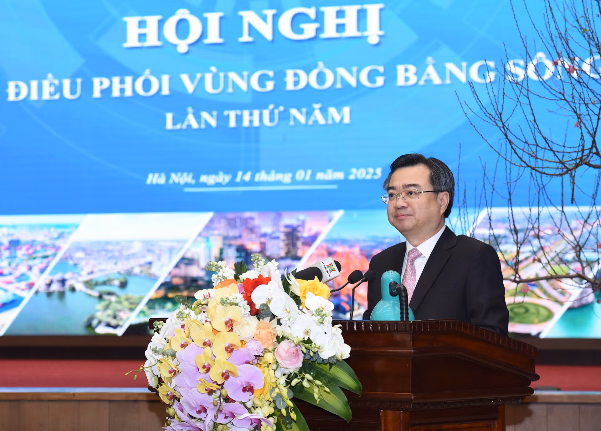 Bộ trưởng Xây dựng Nguyễn Thanh Nghị phát biểu. Bộ trưởng Xây dựng Nguyễn Thanh Nghị phát biểu.