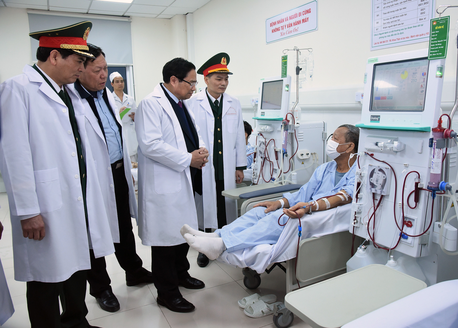 Thủ tướng Phạm Minh Chính thăm bệnh nhân đang được chăm sóc và điều trị tại Bệnh viện Quân y 103 (Học viện Quân y).