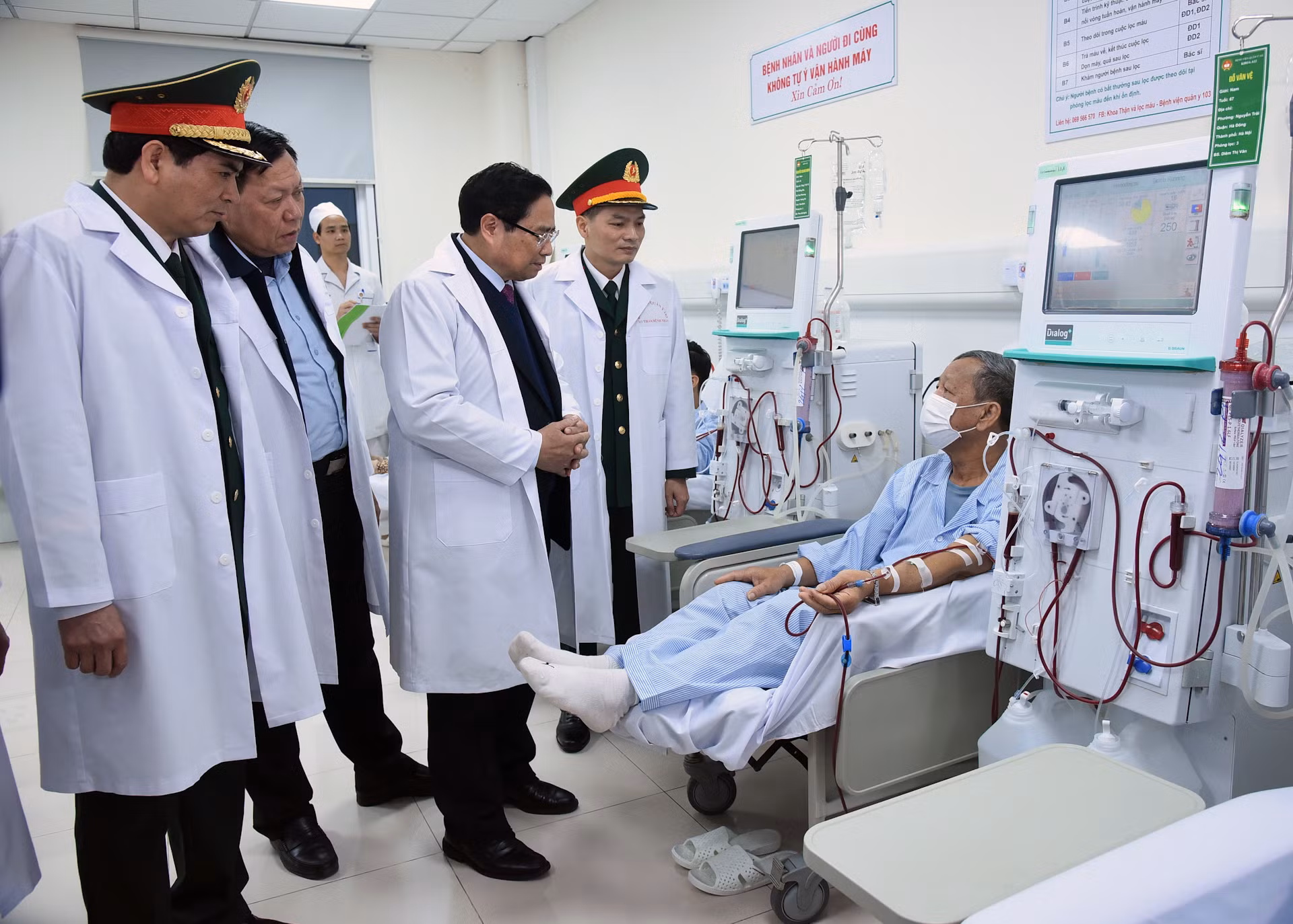 Thủ tướng Phạm Minh Chính thăm bệnh nhân đang được chăm sóc và điều trị tại Bệnh viện Quân y 103 (Học viện Quân y).