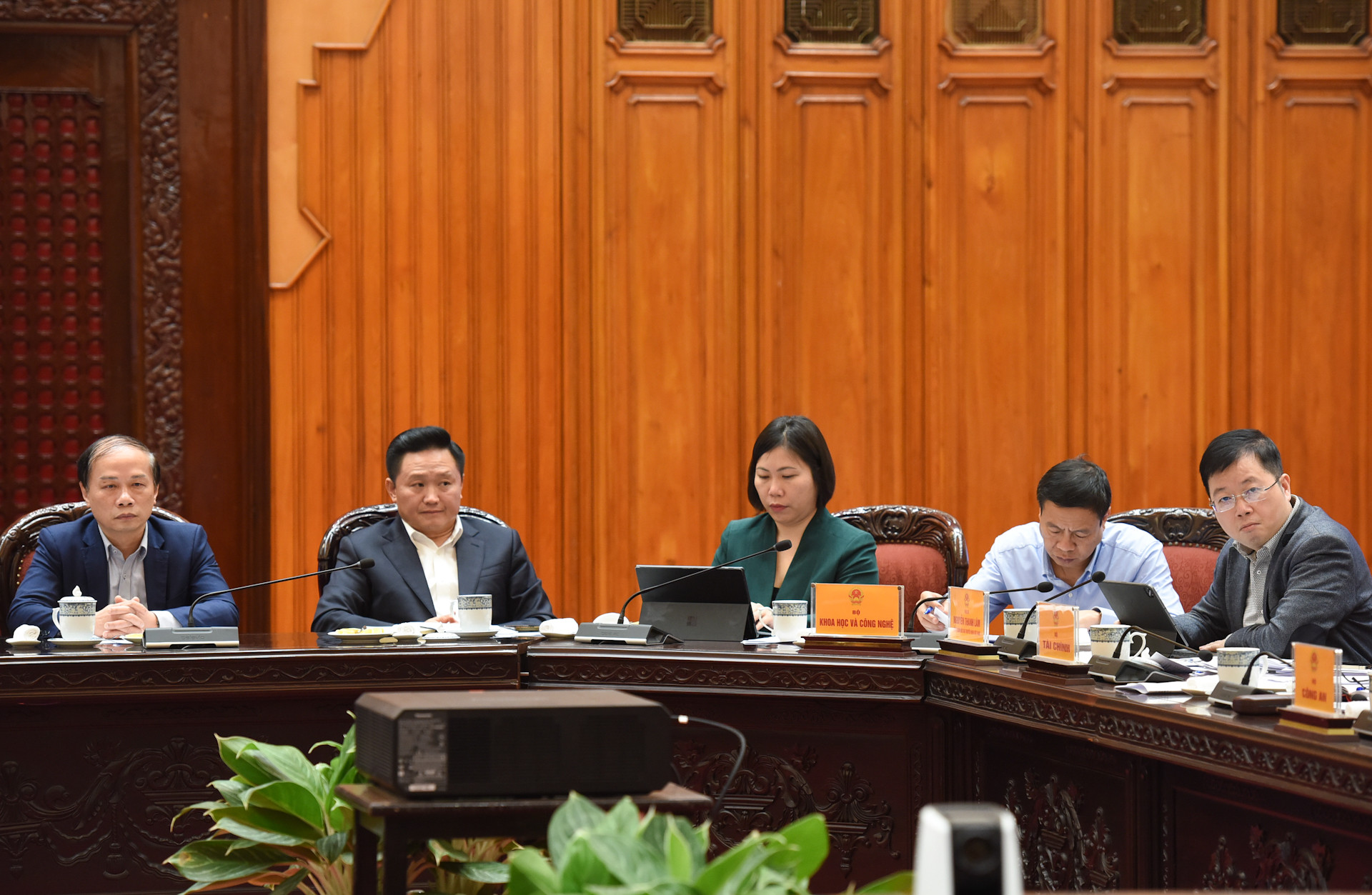 Đại diện lãnh đạo các ban, bộ, ngành tham dự cuộc họp.