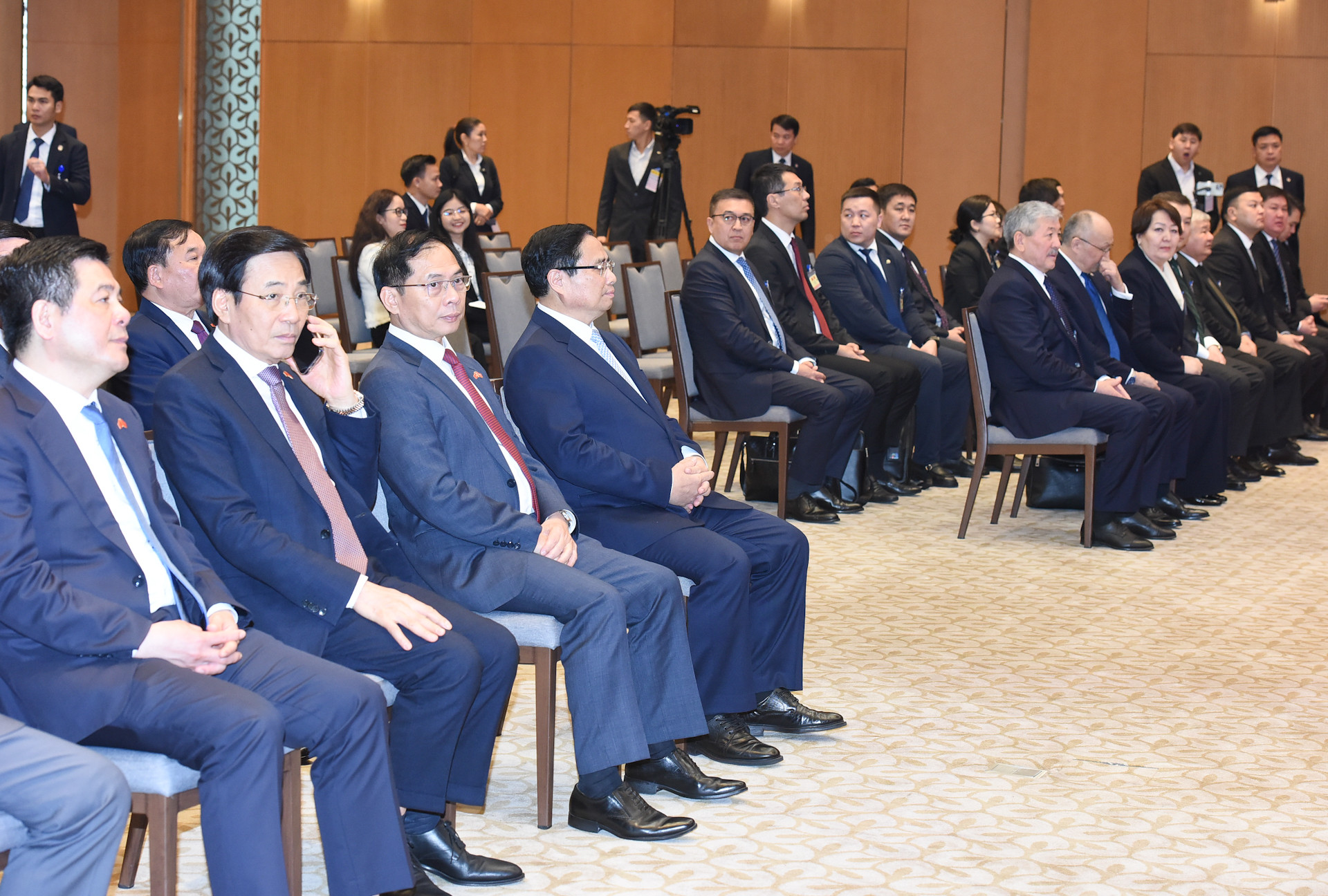 Các đại biểu tham dự lễ ký kết văn kiện hợp tác. Các đại biểu tham dự lễ ký kết văn kiện hợp tác.