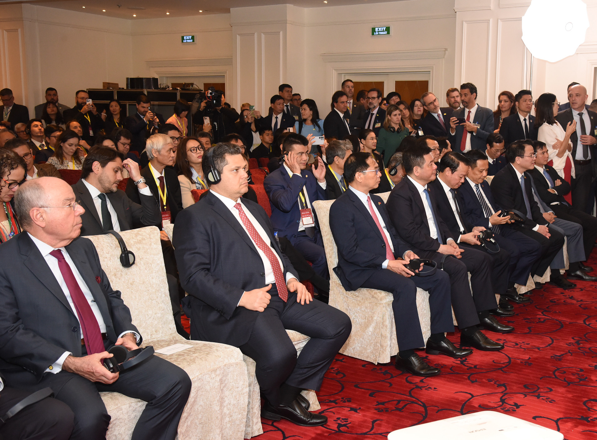 Đại diện lãnh đạo các bộ,ban, ngành của Chính phủ Việt Nam, Brazil tham dự diễn đàn.