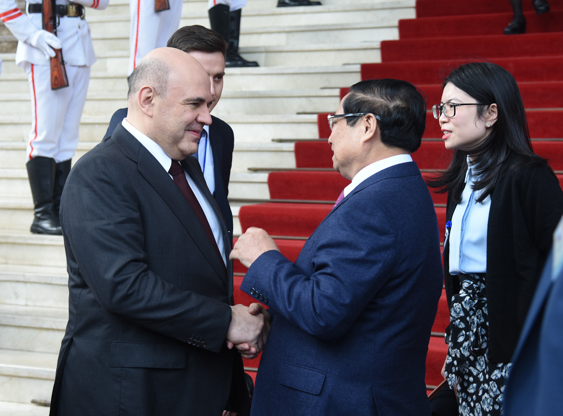 Thủ tướng Phạm Minh Chính tiễn Thủ tướng Nga Mikhail Mishustin.