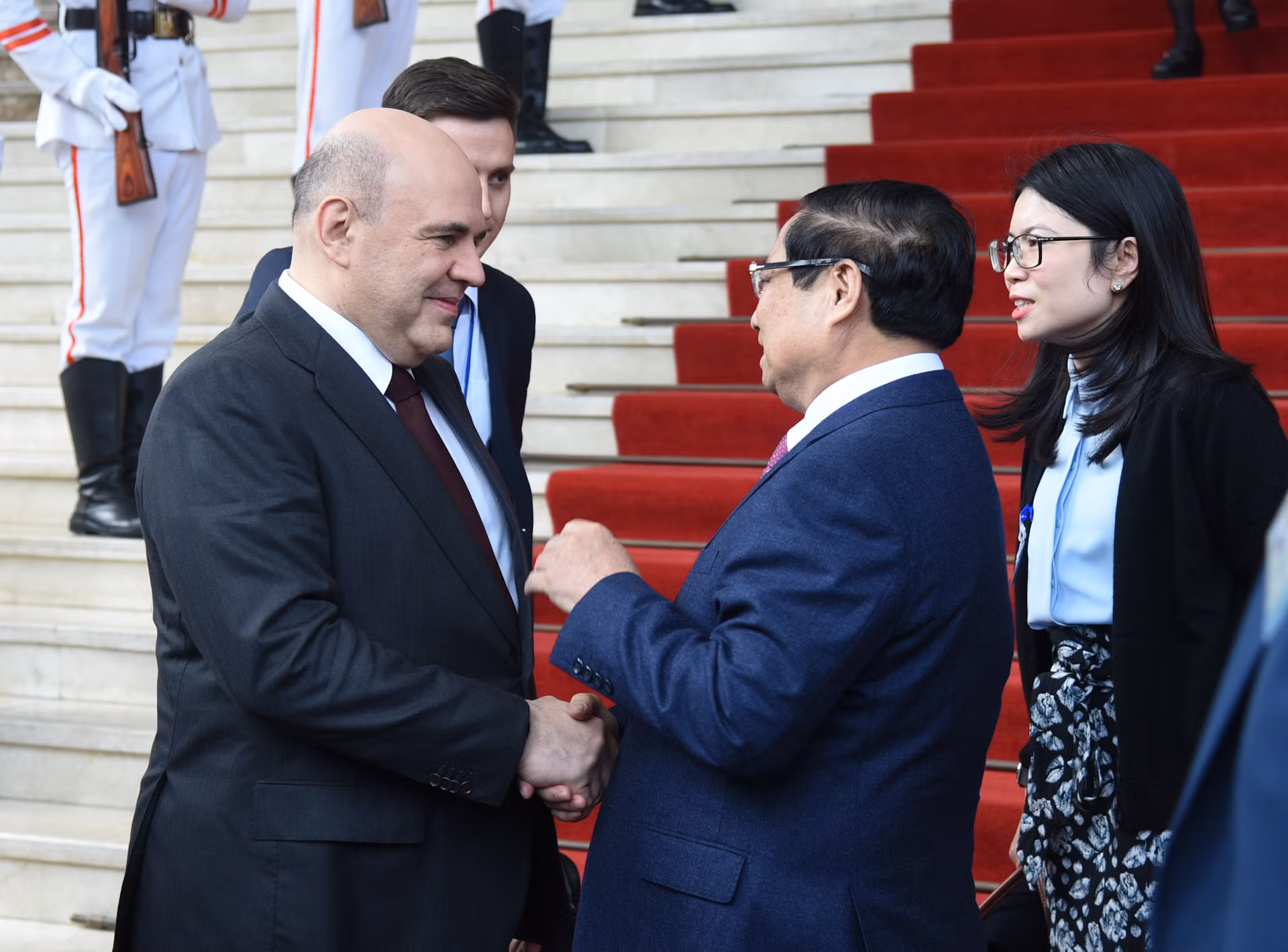 Thủ tướng Phạm Minh Chính tiễn Thủ tướng Nga Mikhail Mishustin.
