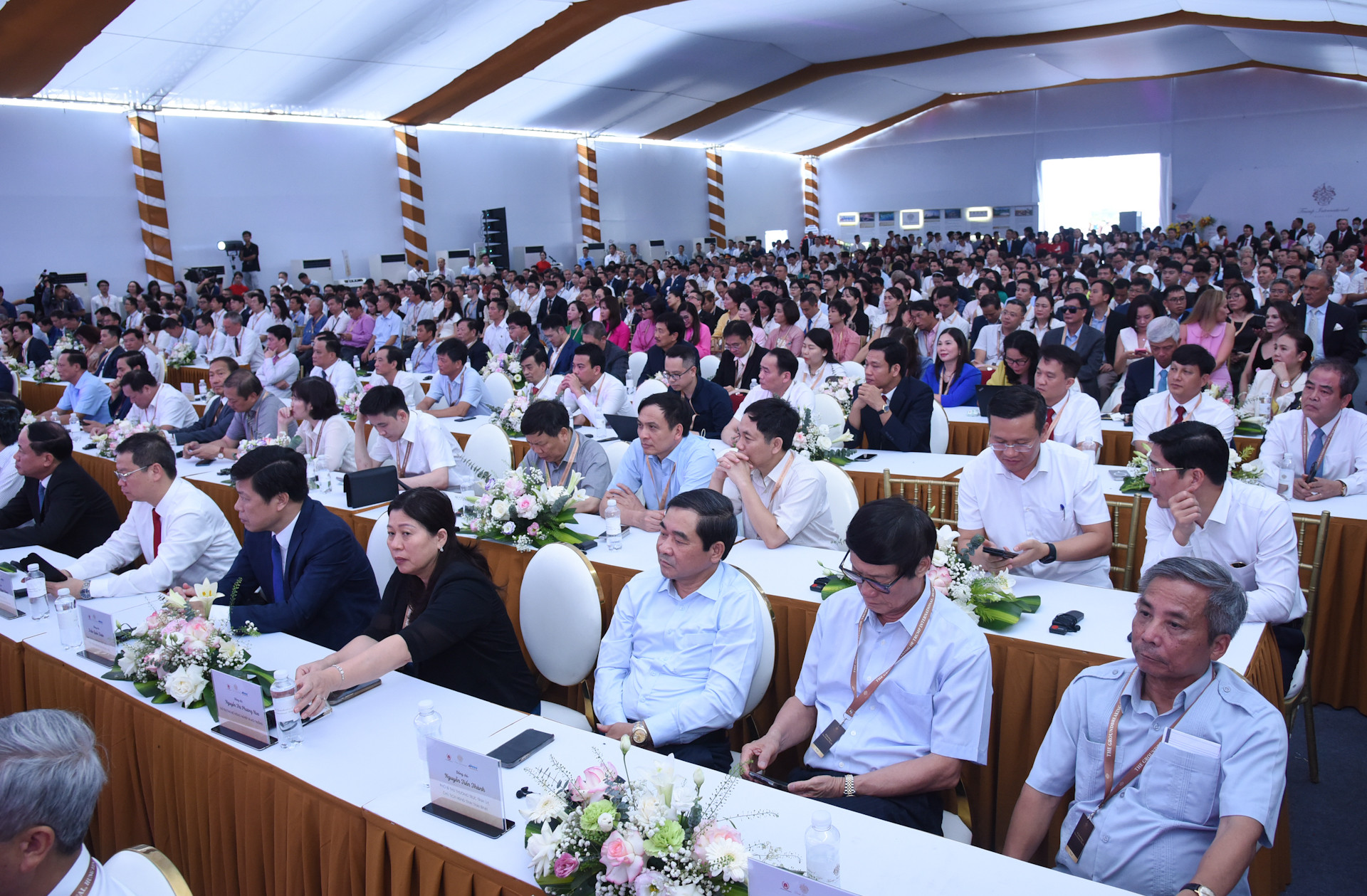 Các đại biểu tham dự lễ khởi công dự án.