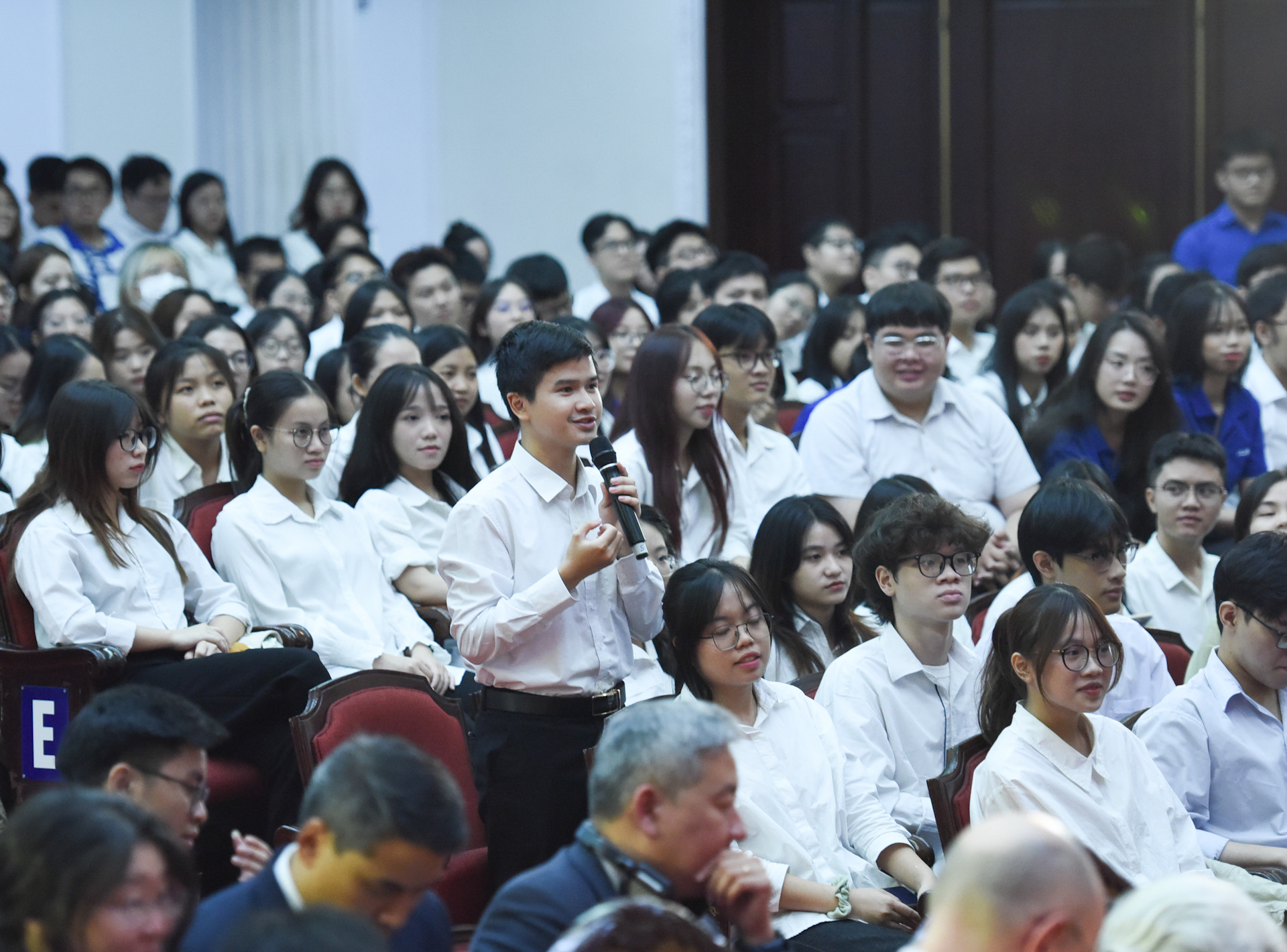 Sinh viên Đại học Khoa học Tự nhiên, Đại học Quốc gia Hà Nội đặt câu hỏi tại cuộc đối thoại.