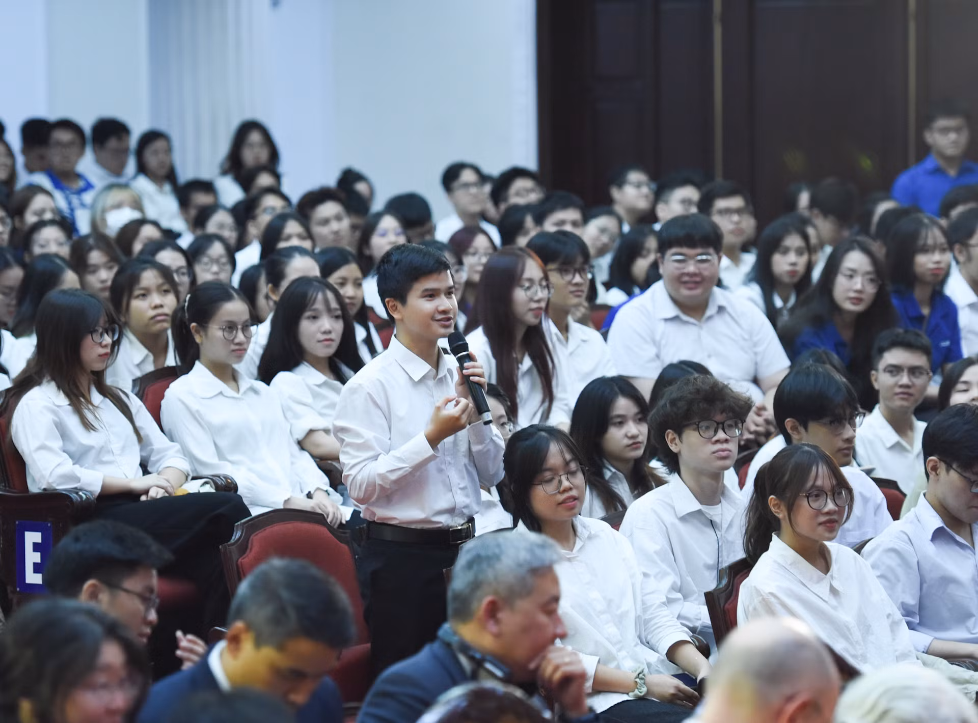 Sinh viên Đại học Khoa học Tự nhiên, Đại học Quốc gia Hà Nội đặt câu hỏi tại cuộc đối thoại.