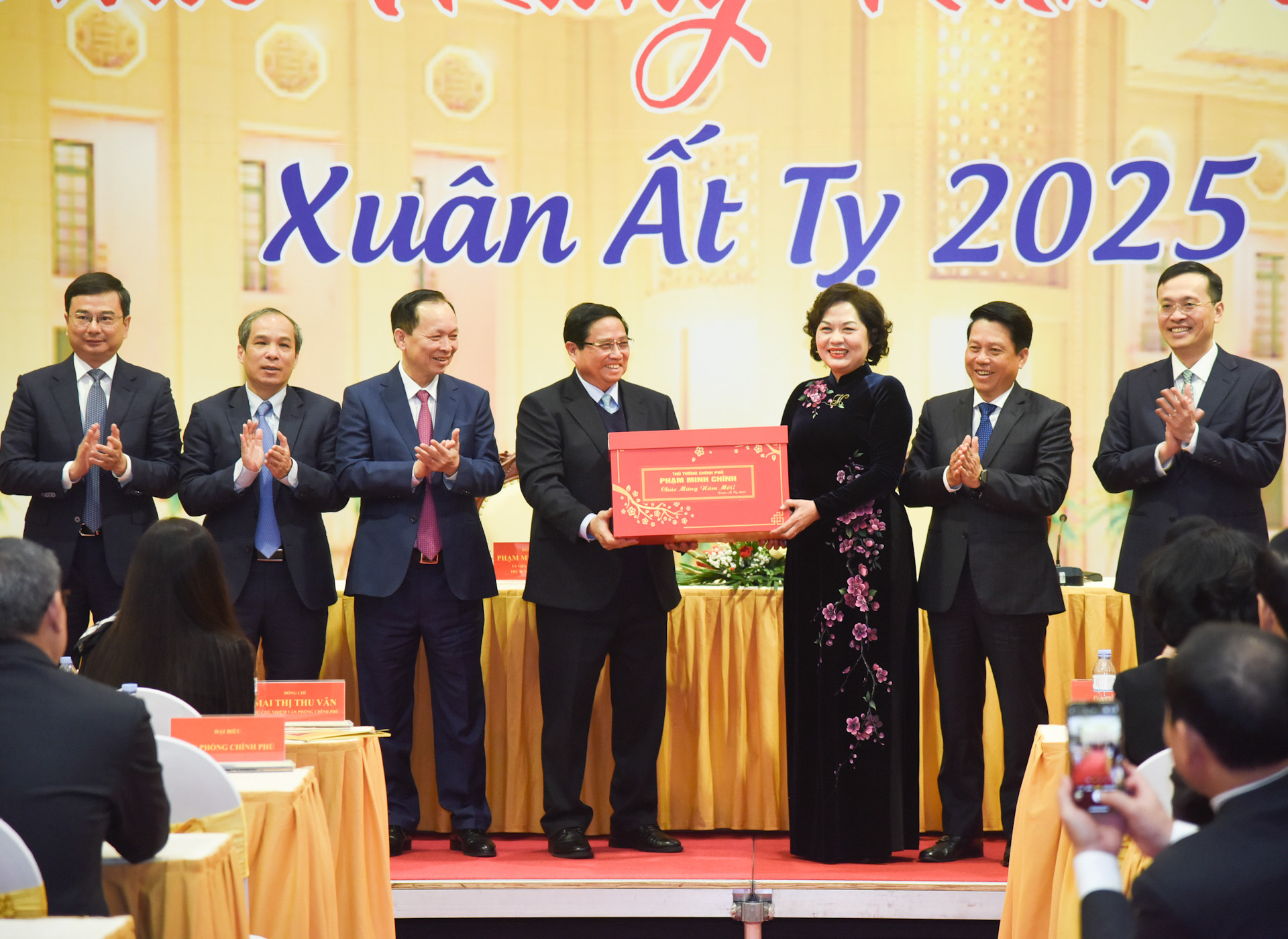 Thủ tướng Phạm Minh Chính chúc mừng năm mới, trao quà, tặng cán bộ công nhân viên ngành ngân hàng. Thủ tướng Phạm Minh Chính chúc mừng năm mới, trao quà, tặng cán bộ công nhân viên ngành ngân hàng.