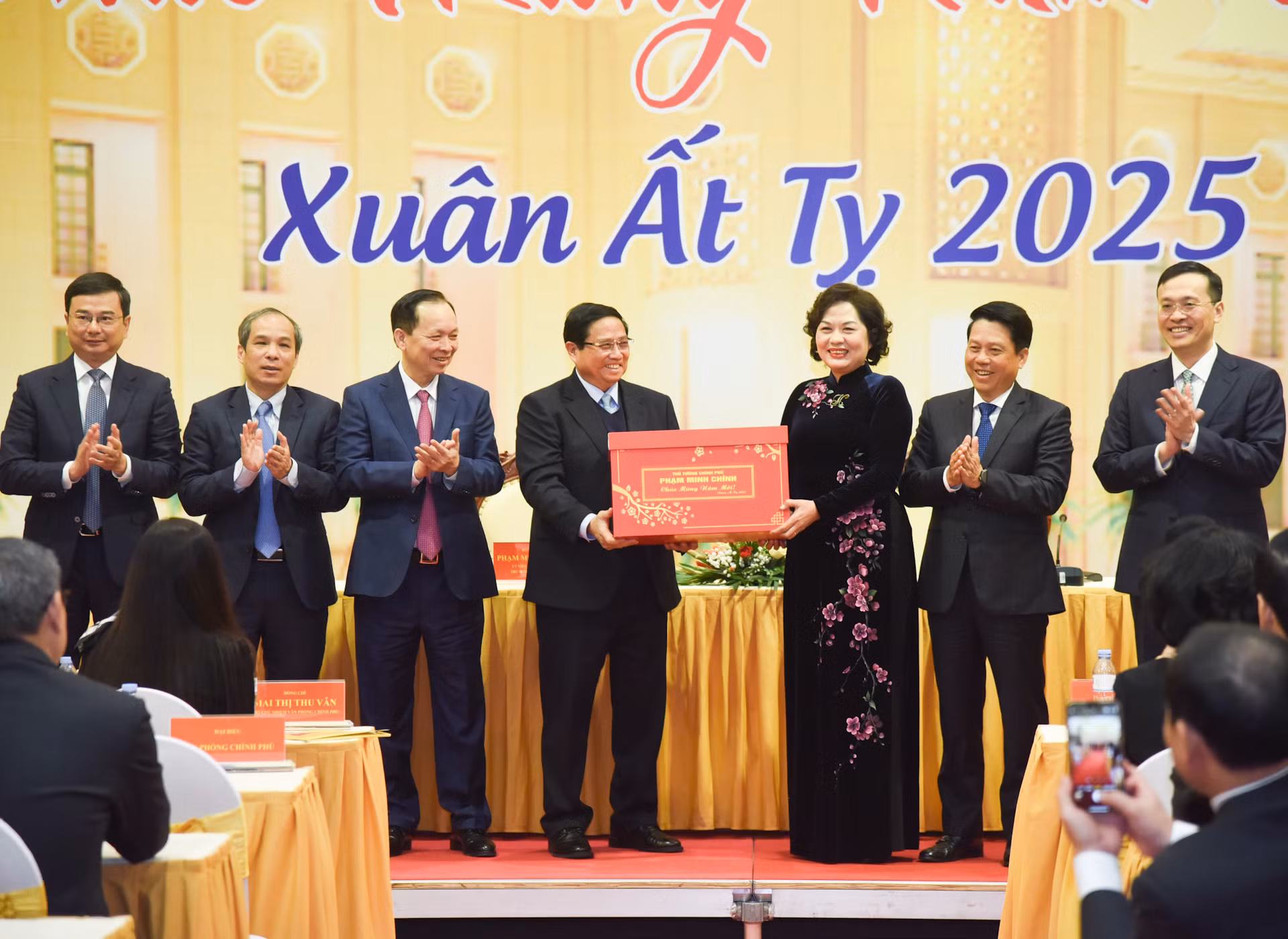 Thủ tướng Phạm Minh Chính chúc mừng năm mới, trao quà, tặng cán bộ công nhân viên ngành ngân hàng.
