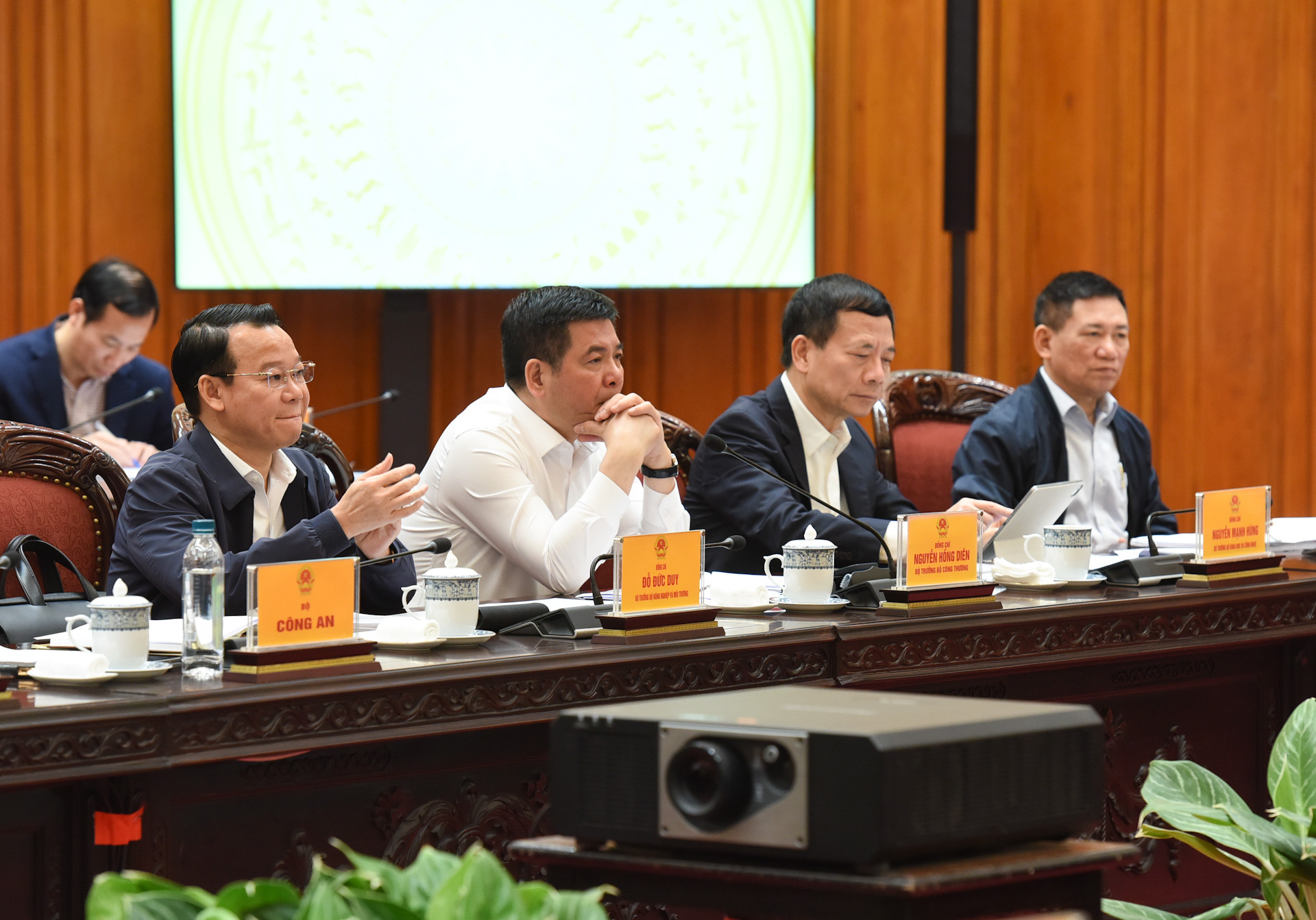 Phó Thủ tướng và lãnh đạo các bộ tham dự cuộc họp.