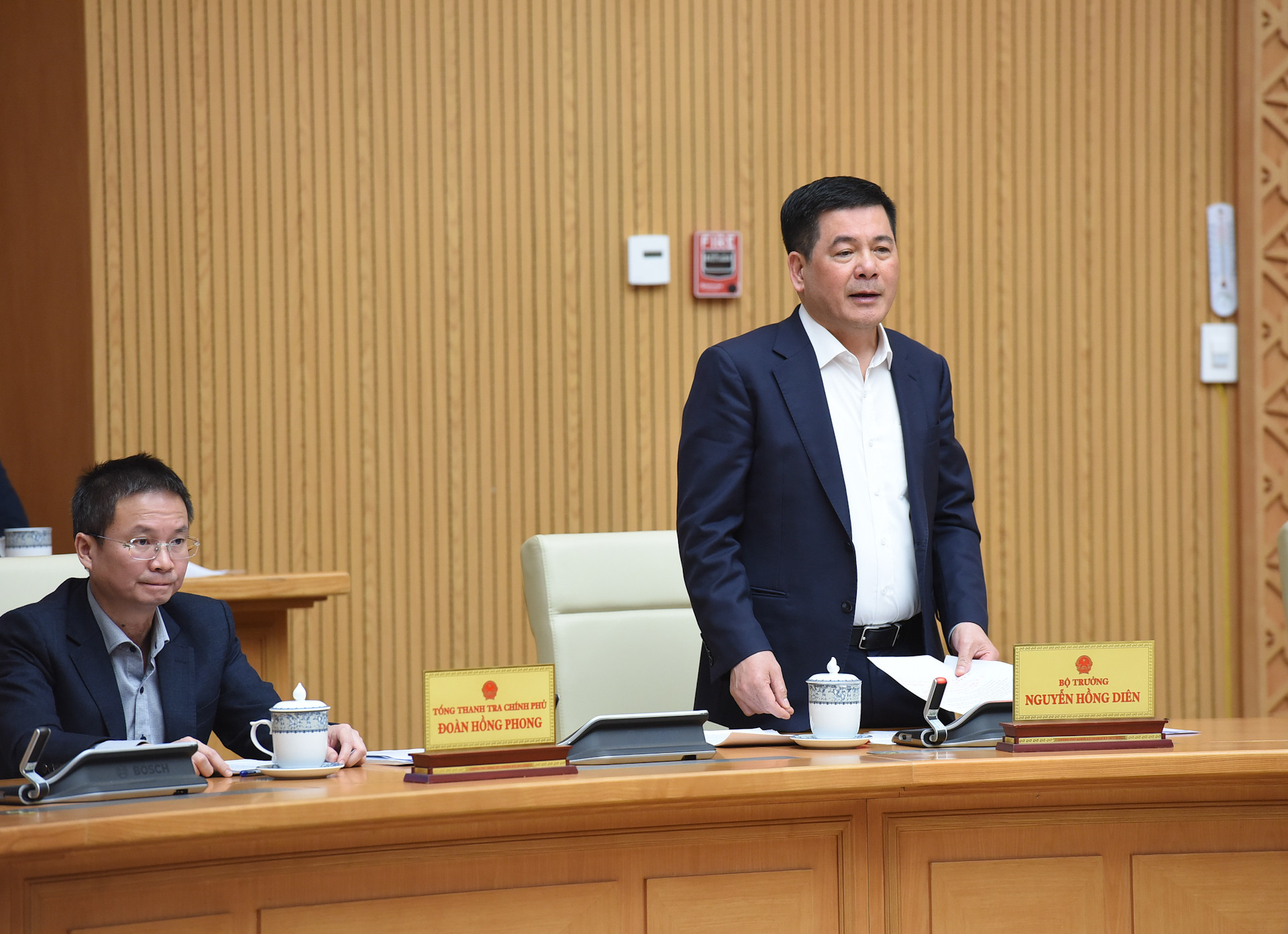 Bộ trưởng Công thương Nguyễn Hồng Diên phát biểu tại phiên họp.