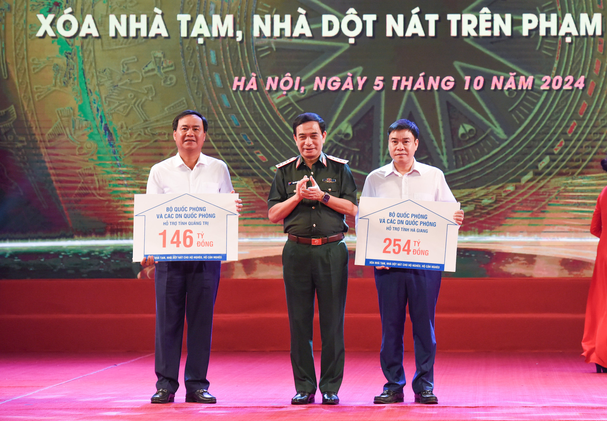 Bộ trưởng Quốc phòng Phan Văn Giang trao kinh phí của Bộ Quốc phòng và các doanh nghiệp quốc phòng ủng hộ các địa phương xoá nhà tạm, nhà dột nát.